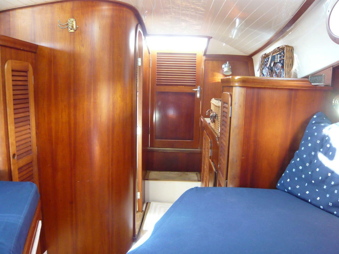 1998-hinckley-36-classic-power-9653188-20250305130235765-1_XLARGE