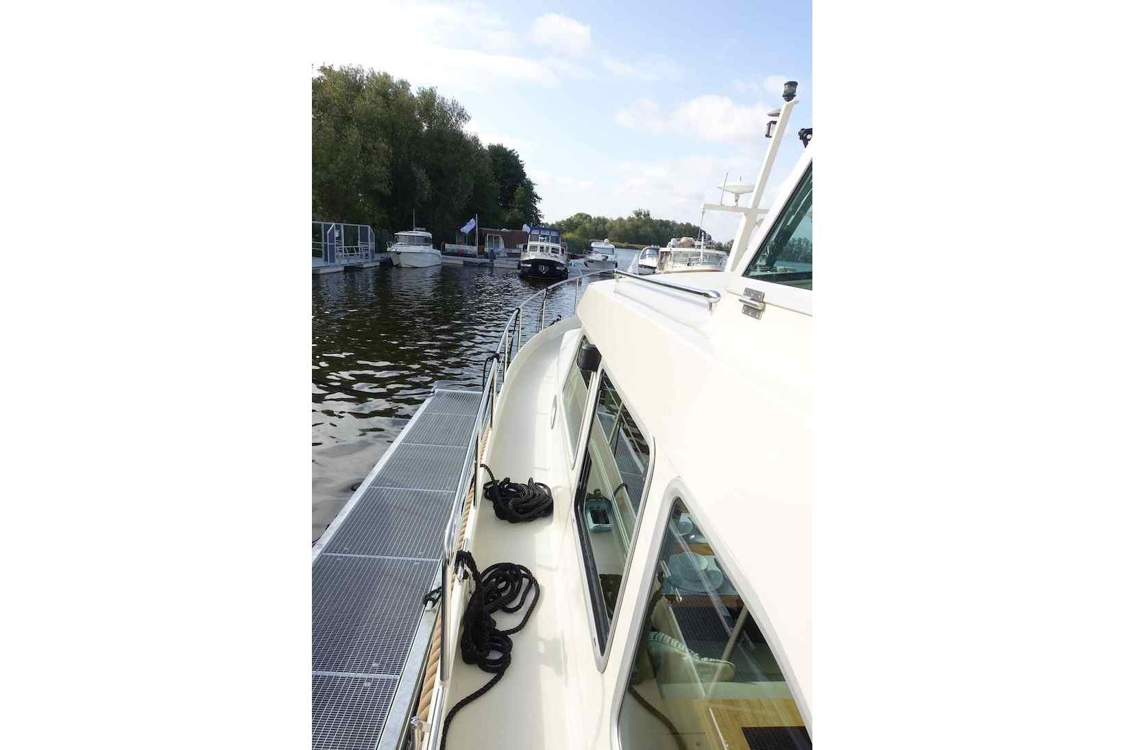 2014 Linssen Grand Sturdy 40.9 AC yacht docked at a marina, side view.