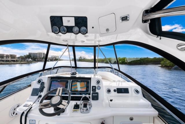 Sea Ray 52 Seas The Day - Flybridge Helm