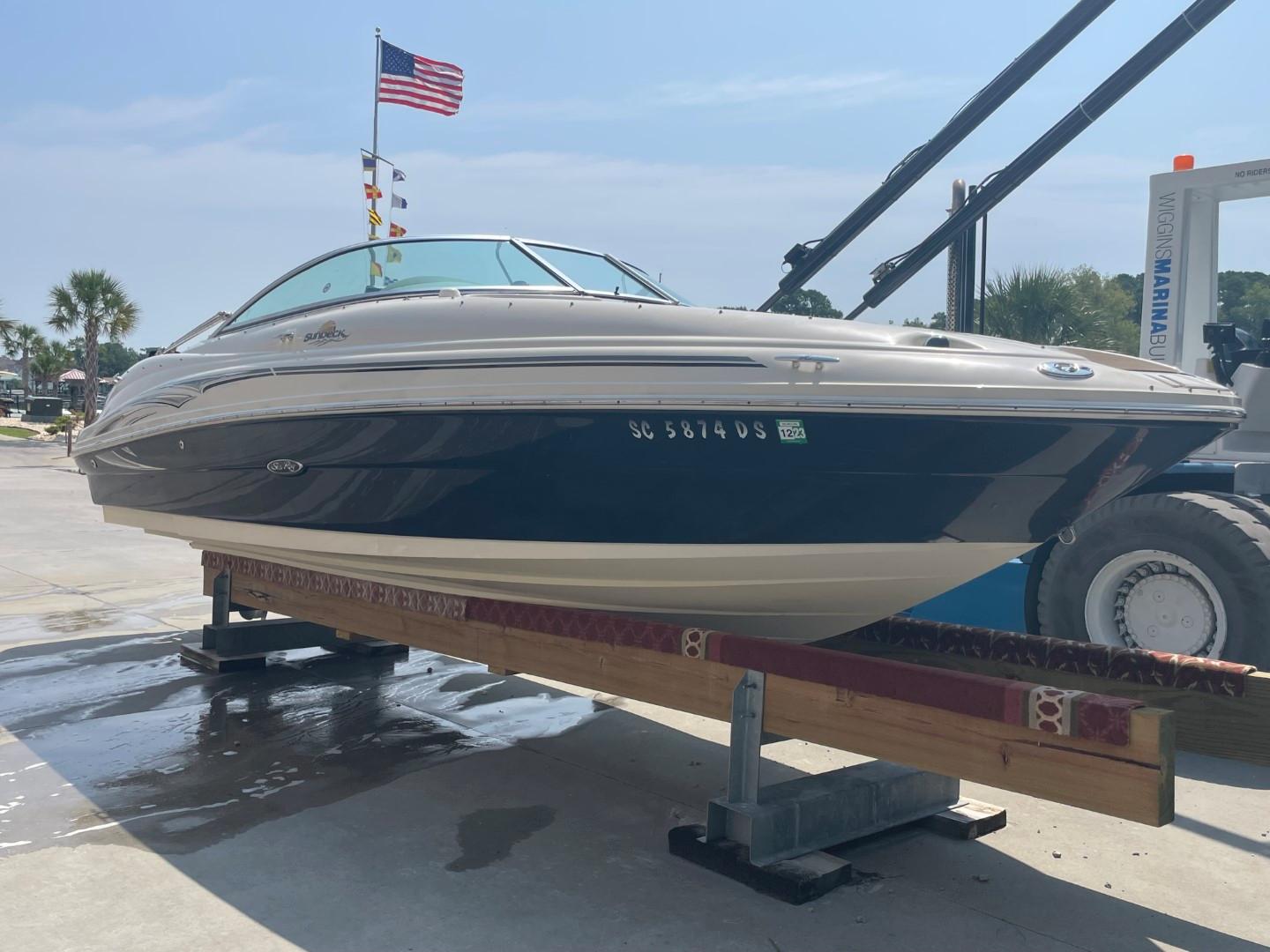 2005 Sea Ray 220 Sundeck