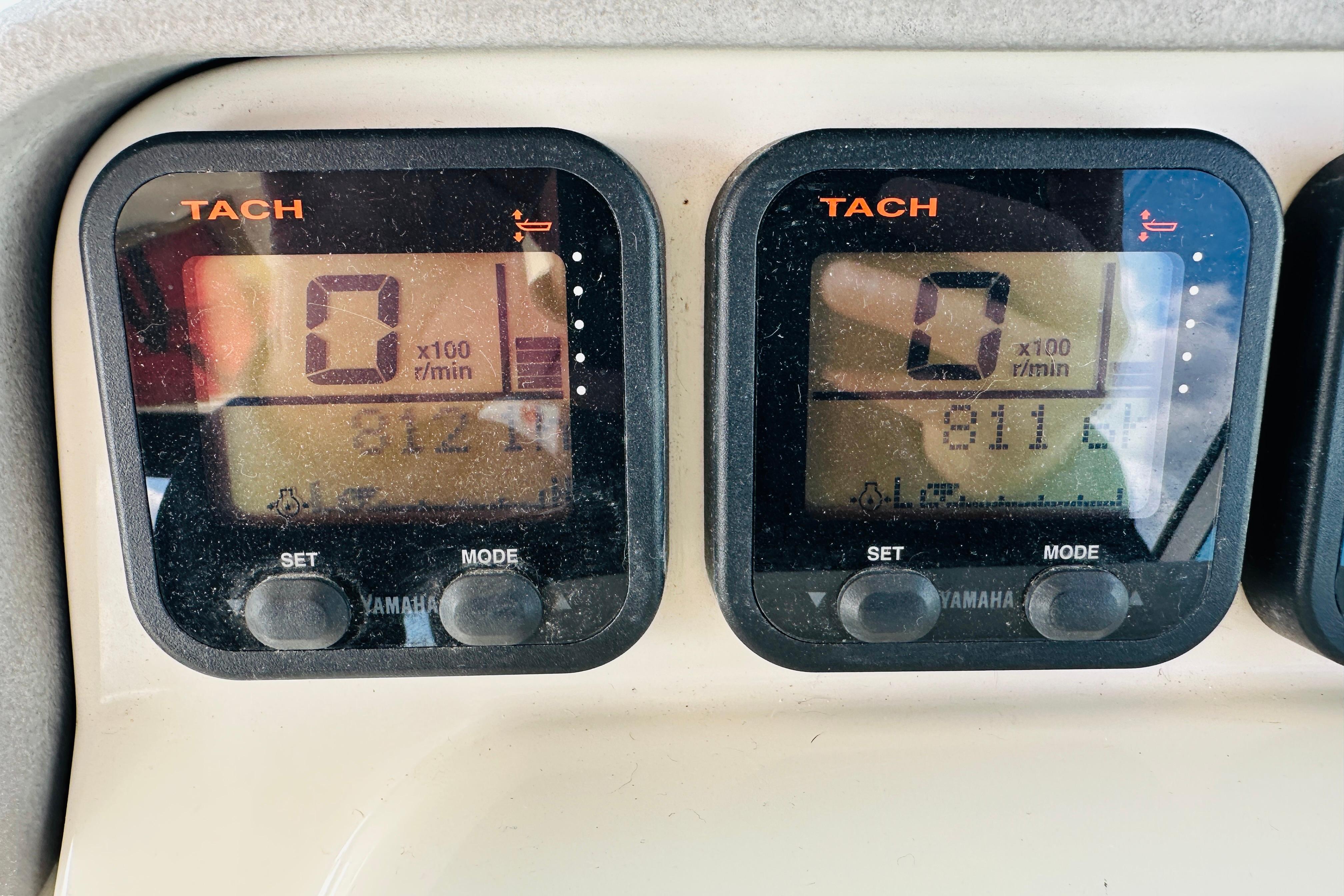 Tachometer display on 2007 Pursuit OS 285 Offshore boat dashboard, showing zero RPM.