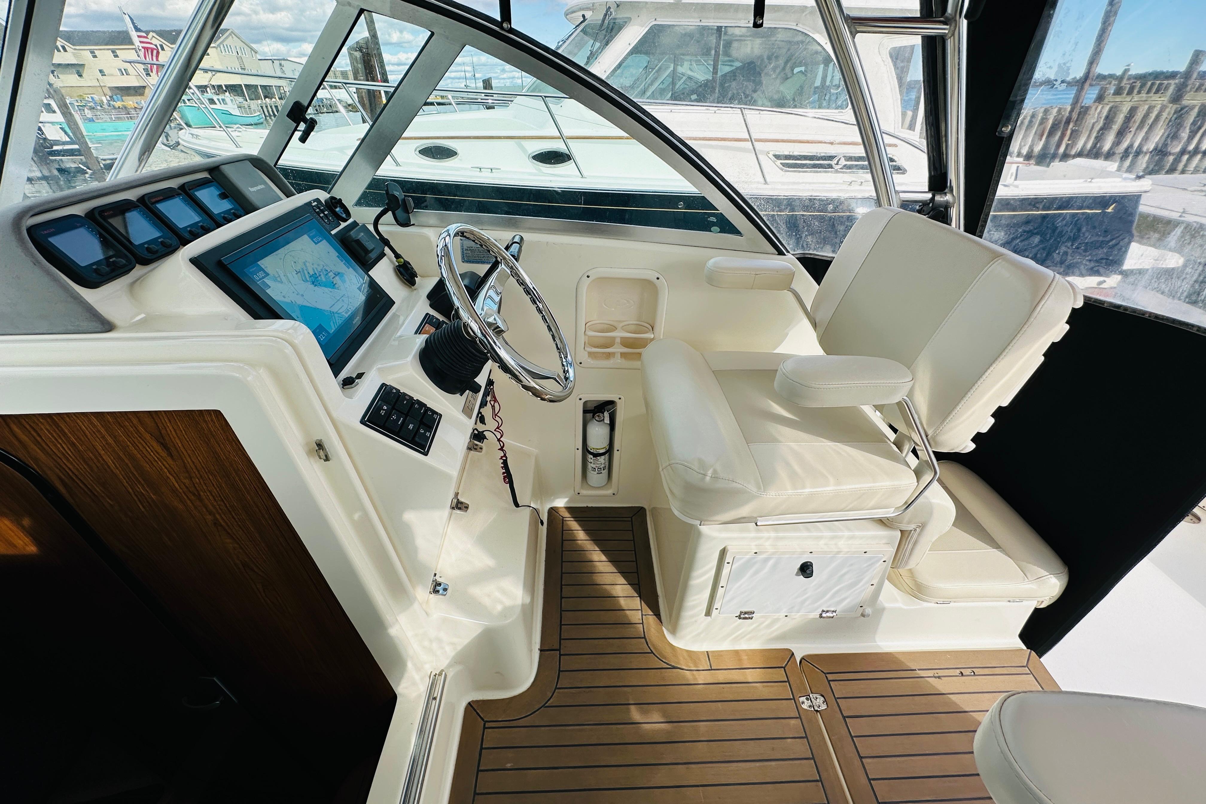 2007 Pursuit OS 285 Offshore helm with modern controls and comfortable seating.