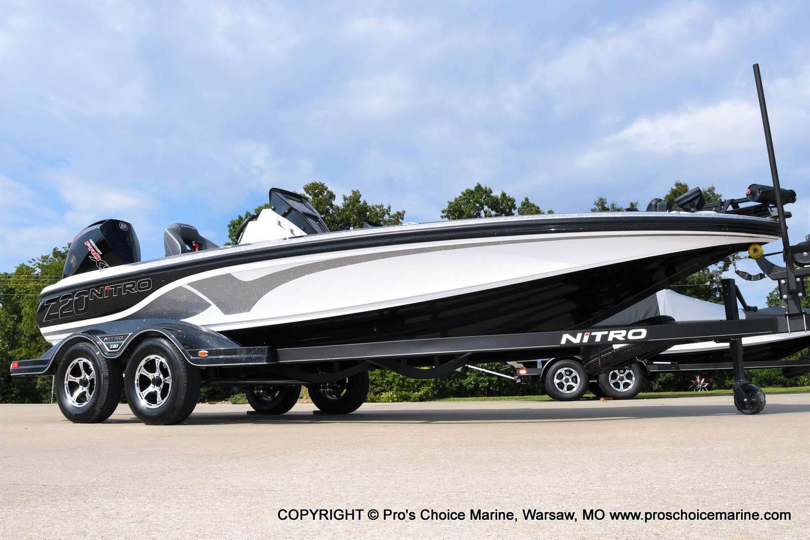 2022 Nitro boat for sale, model of the boat is Z20 DUAL CONSOLE w/Humminbirds & Image # 1 of 50