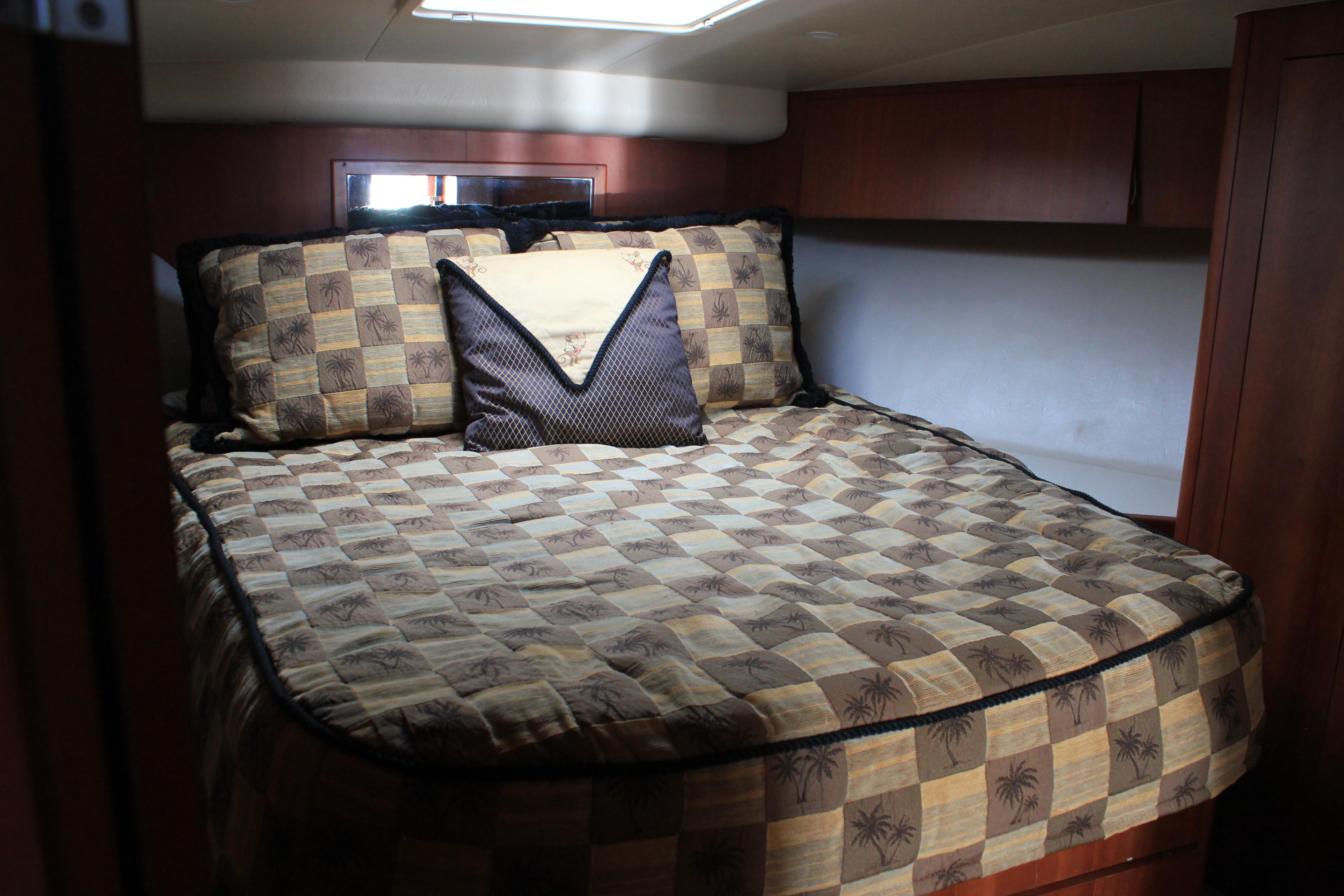36 ft Luhrs 36 Convertible Cabin master stateroom starboard