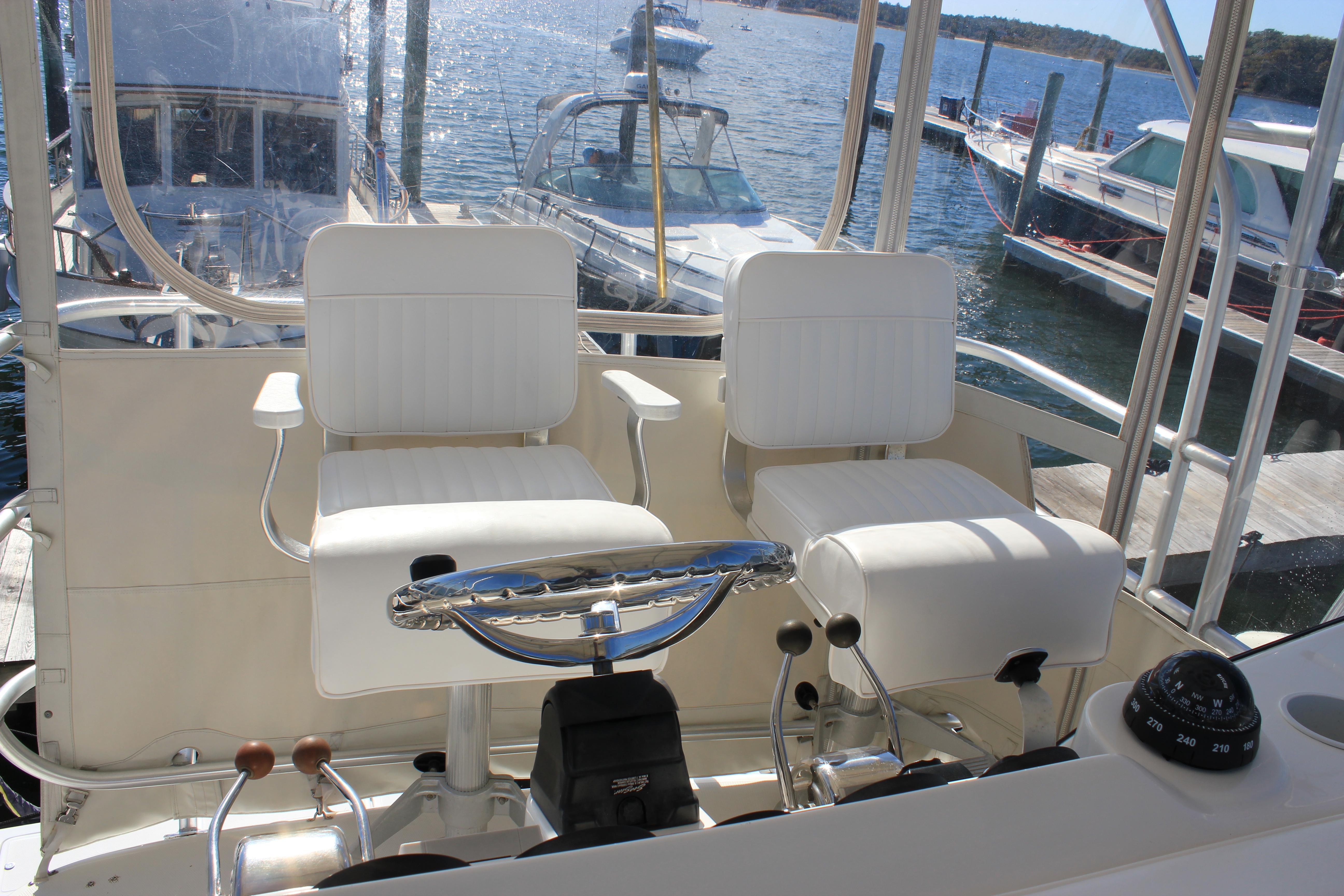 36 ft Luhrs 36 Convertible Helm chairs