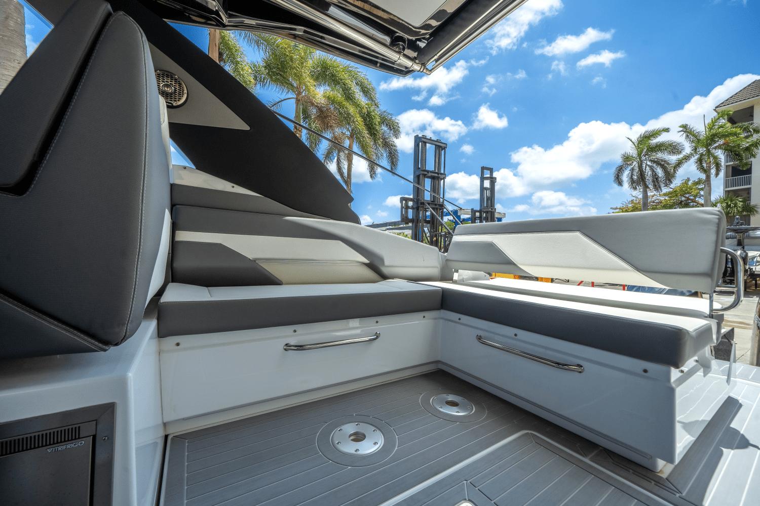 2023-cruisers-yachts-34-gls-outboard-power-9573301-977848492-0-060520250852-8