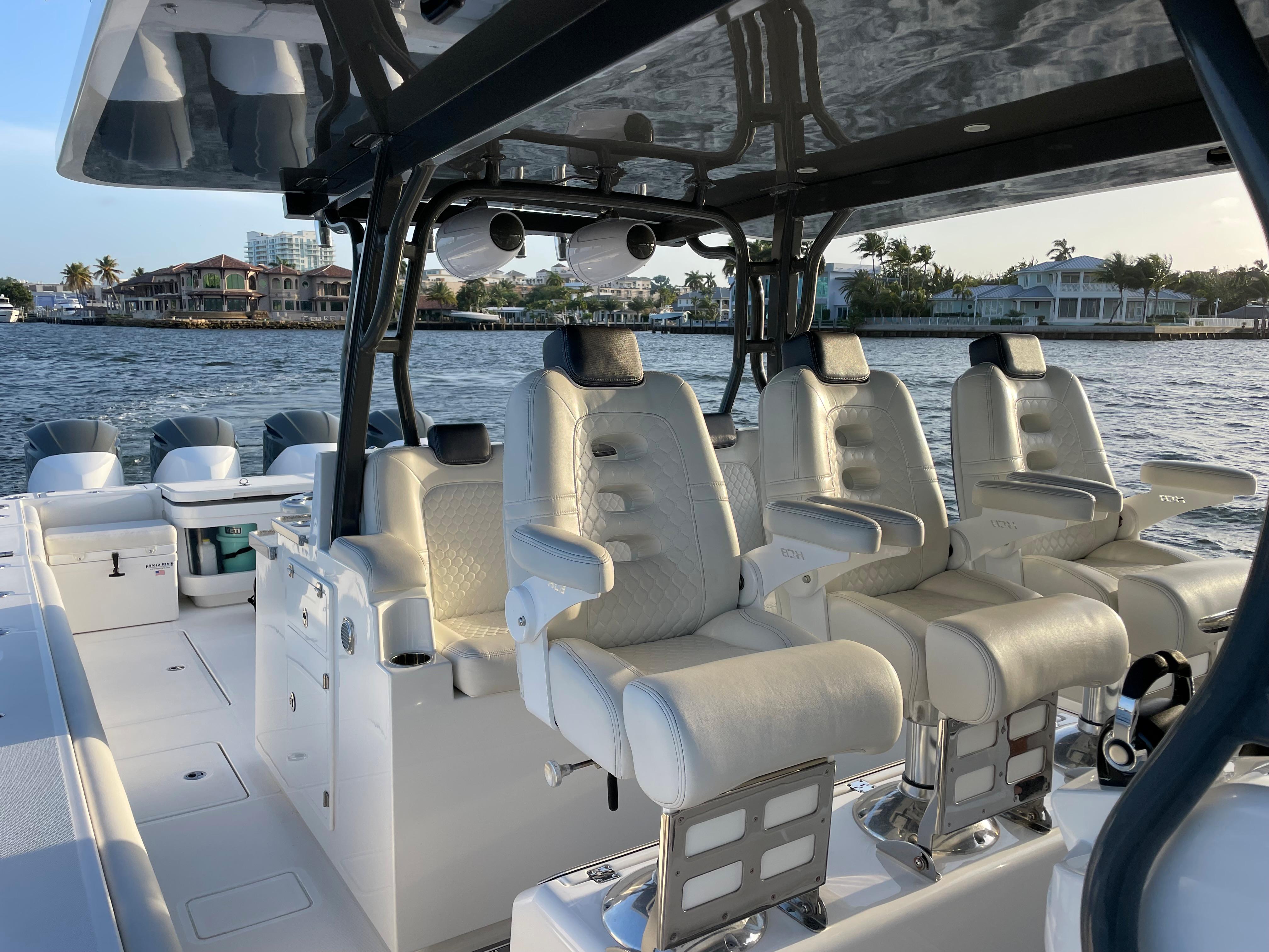 HCB 53 Suenos - Exterior starboard helm chairs on water