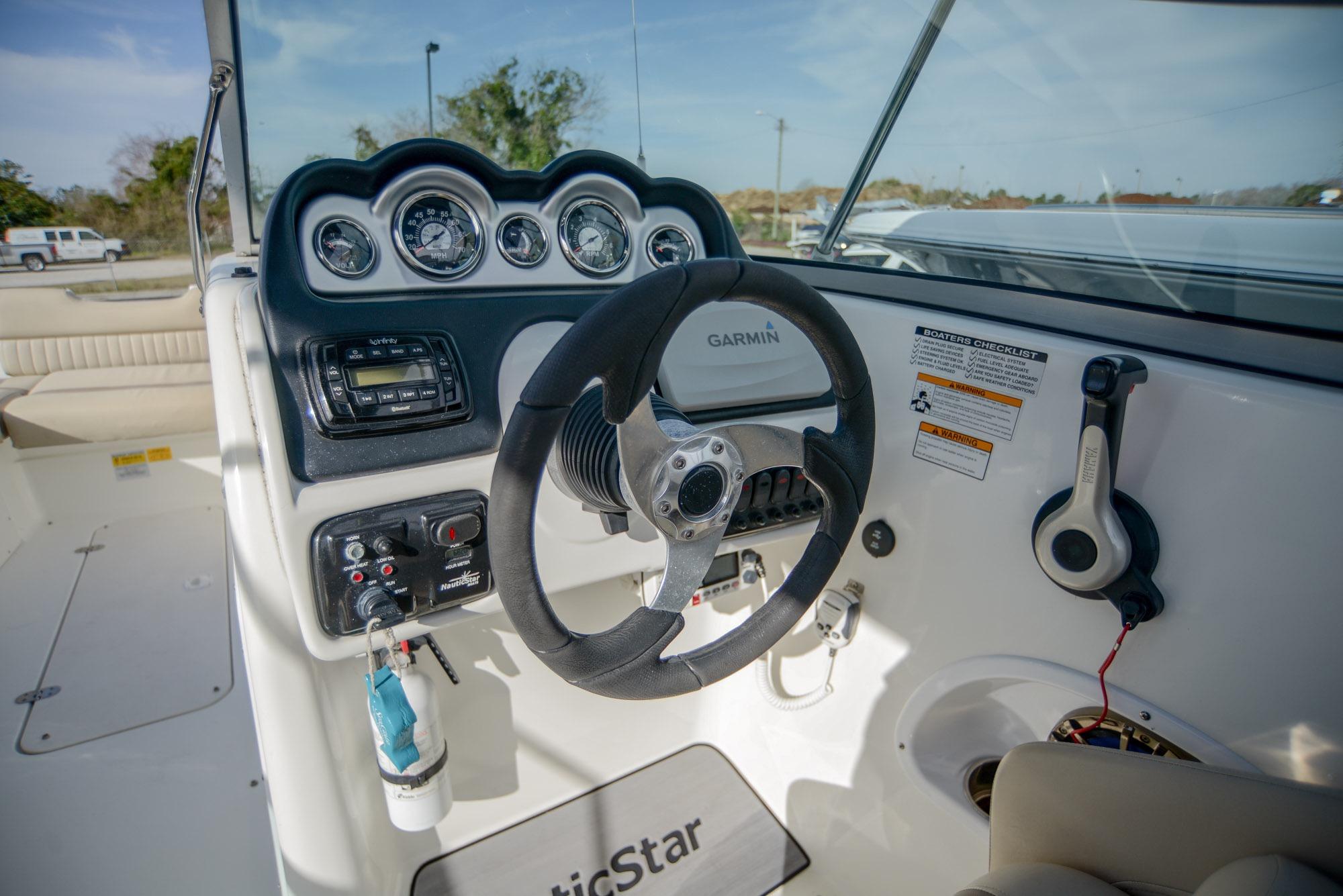 2014 NauticStar 243DC Sport Deck