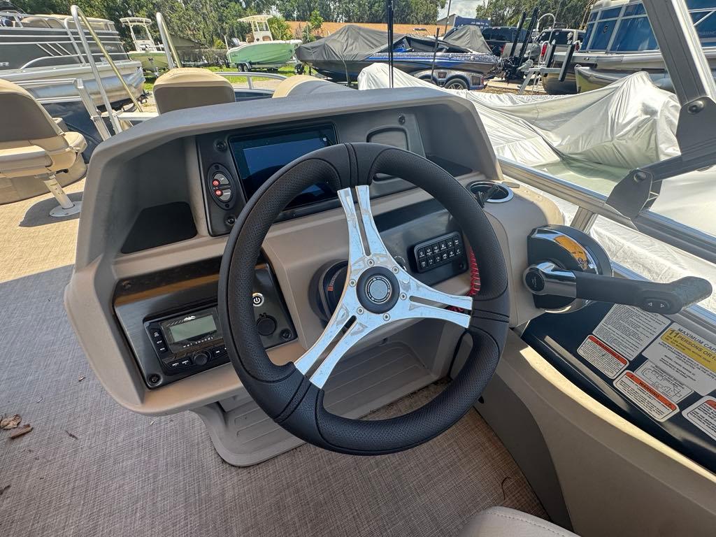 2024 Sun tracker Fishin' Barge 22 DLX-4