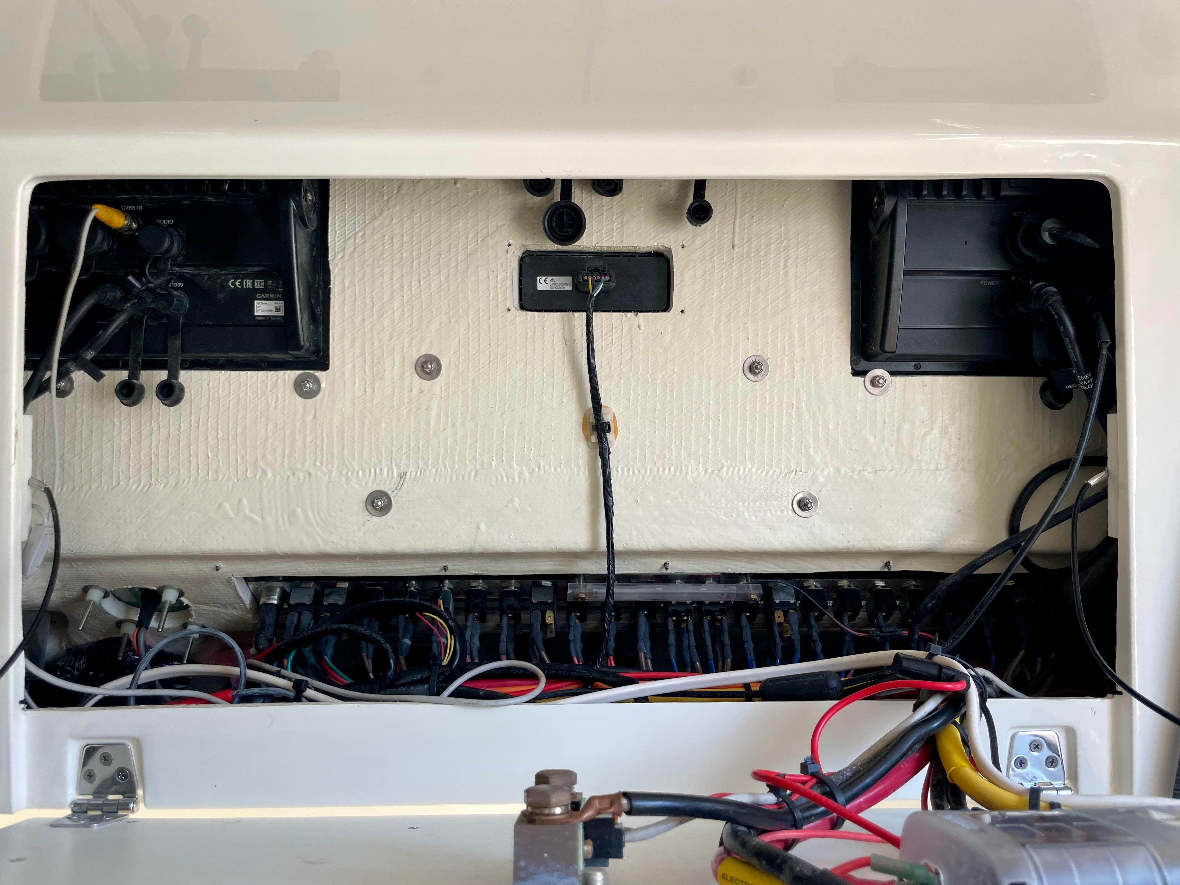 2021-cobia-350-center-console-power-9443307-20250319125020351-1_XLARGE