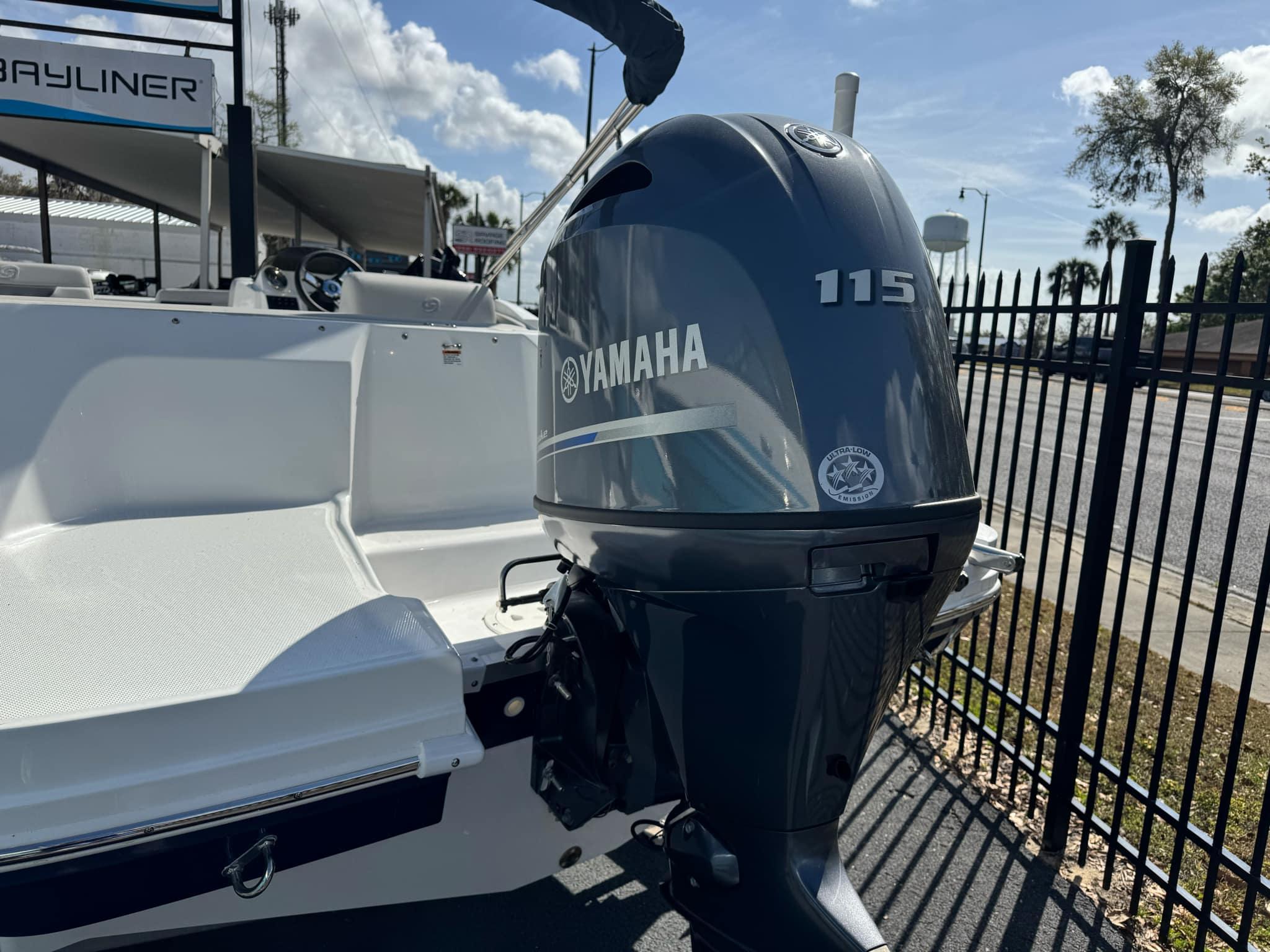 2024 Hurricane SunDeck Sport 185 OB-6