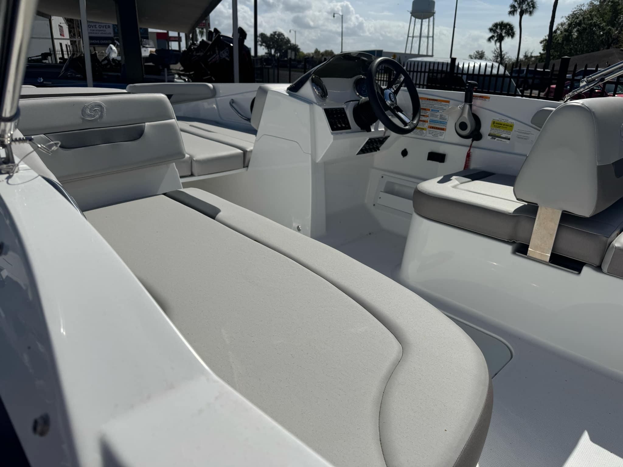 2024 Hurricane SunDeck Sport 185 OB-4