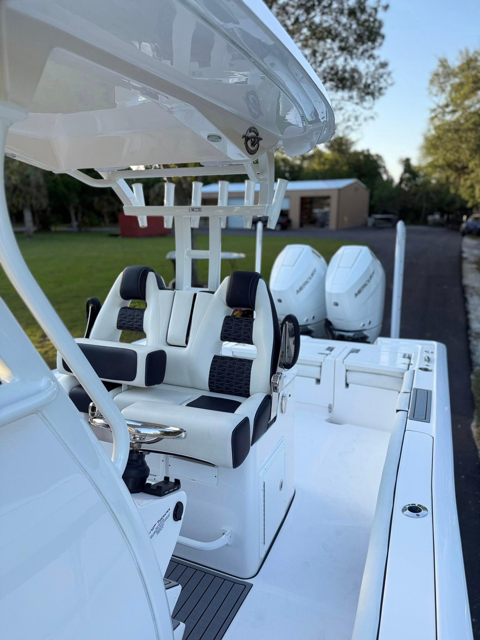 Tidewater-3100 Carolina Bay 2025 -FL-US-2025 Tidewater 3100 Carolina Bay boat with dual engines and sleek seating.-9803417 | Thumbnail