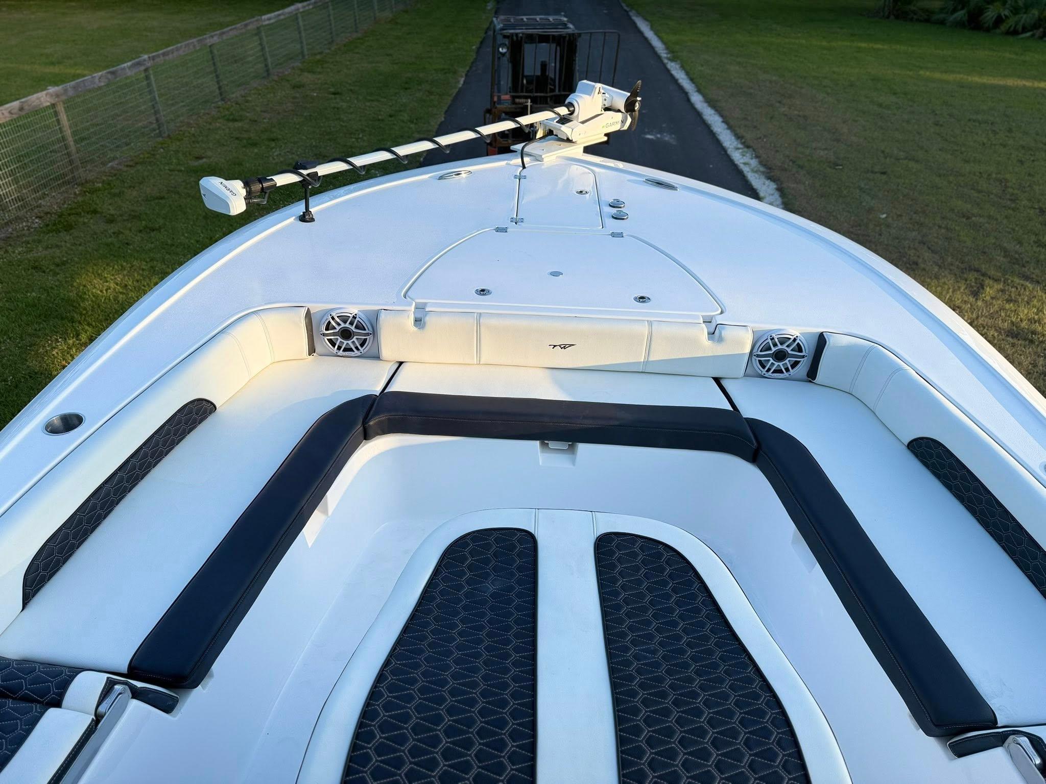 Tidewater-3100 Carolina Bay 2025 -FL-US-2025 Tidewater 3100 Carolina Bay boat with spacious seating and modern design.-9803417 | Thumbnail