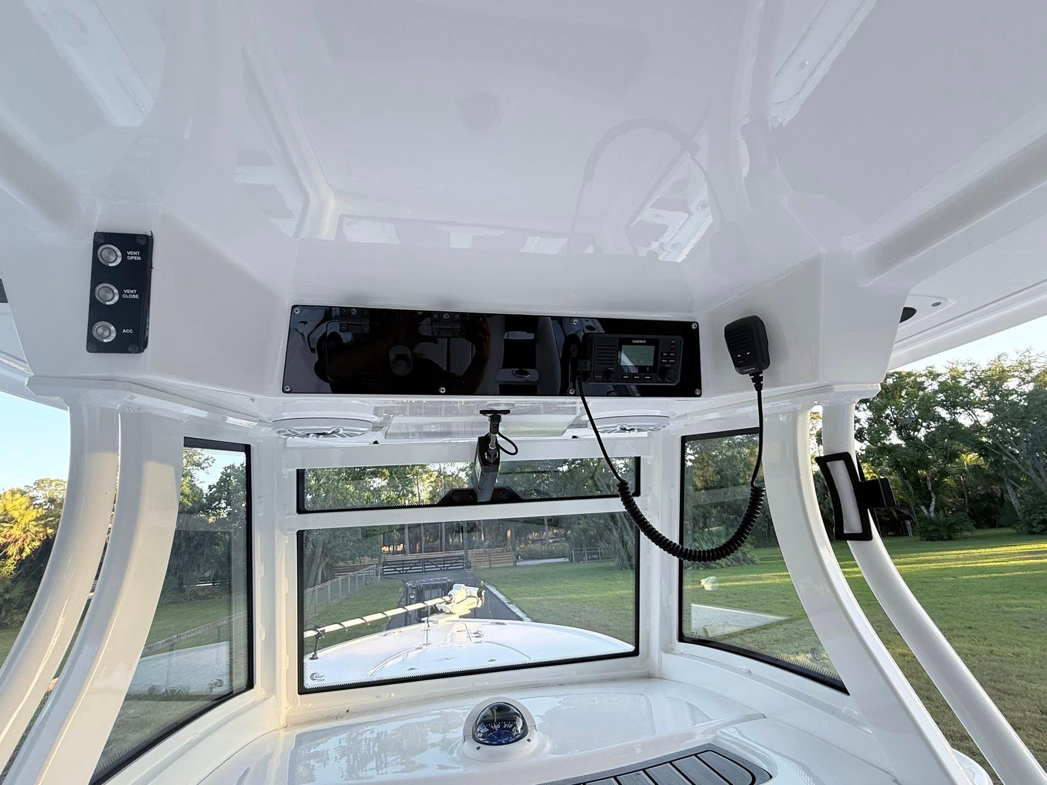 Tidewater-3100 Carolina Bay 2025 -FL-US-2025 Tidewater 3100 Carolina Bay boat interior with control panel and windows.-9803417 | Thumbnail