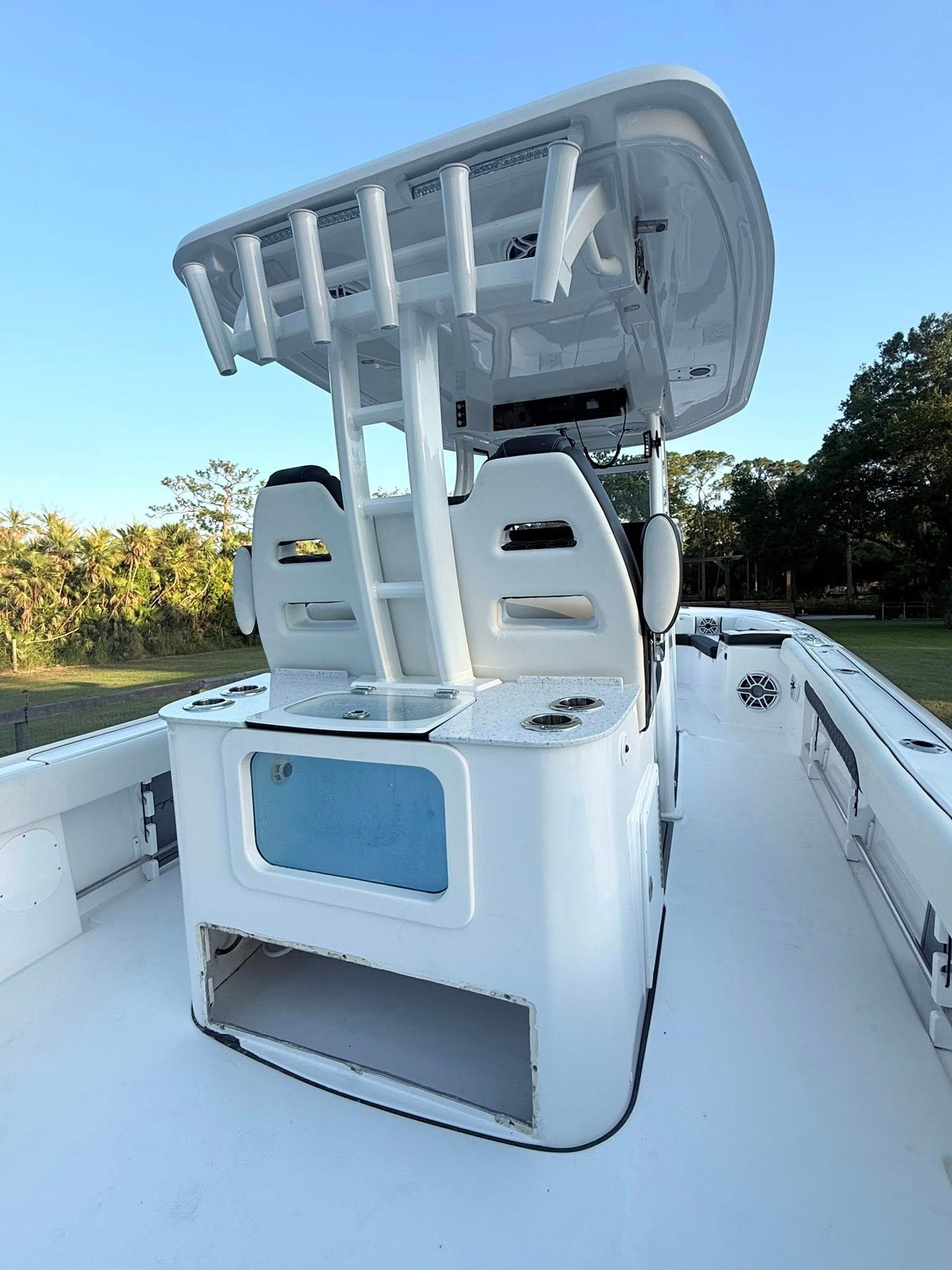 Tidewater-3100 Carolina Bay 2025 -FL-US-2025 Tidewater 3100 Carolina Bay boat with sleek design and spacious deck.-9803417 | Thumbnail