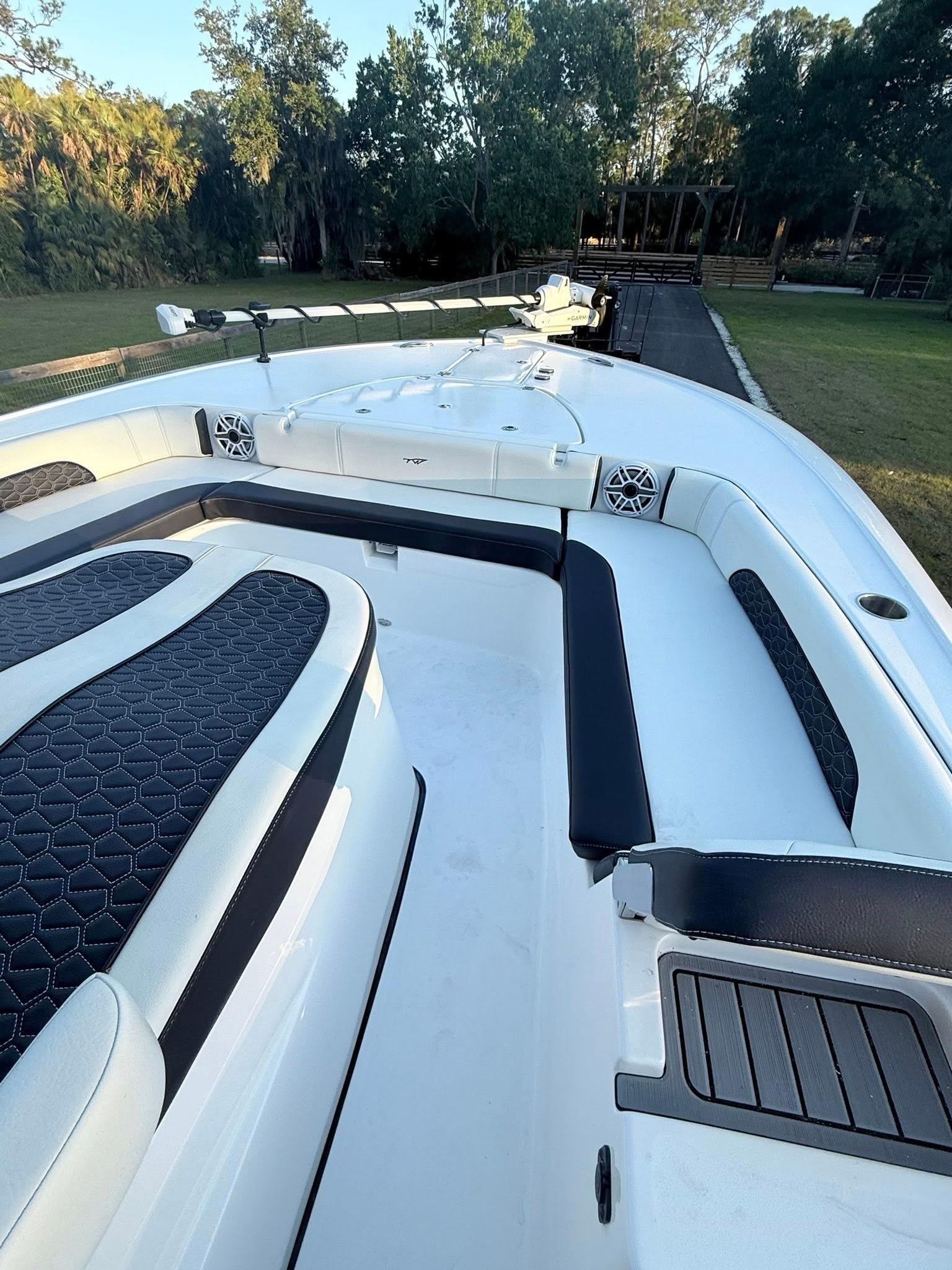Tidewater-3100 Carolina Bay 2025 -FL-US-2025 Tidewater 3100 Carolina Bay boat with sleek seating and modern design.-9803417 | Thumbnail