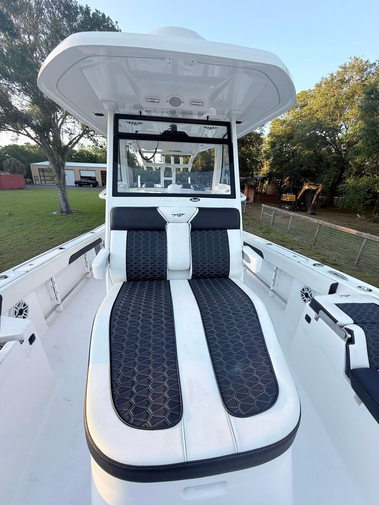 Tidewater-3100 Carolina Bay 2025 -FL-US-2025 Tidewater 3100 Carolina Bay boat with sleek seating and modern design.-9803417 | Thumbnail
