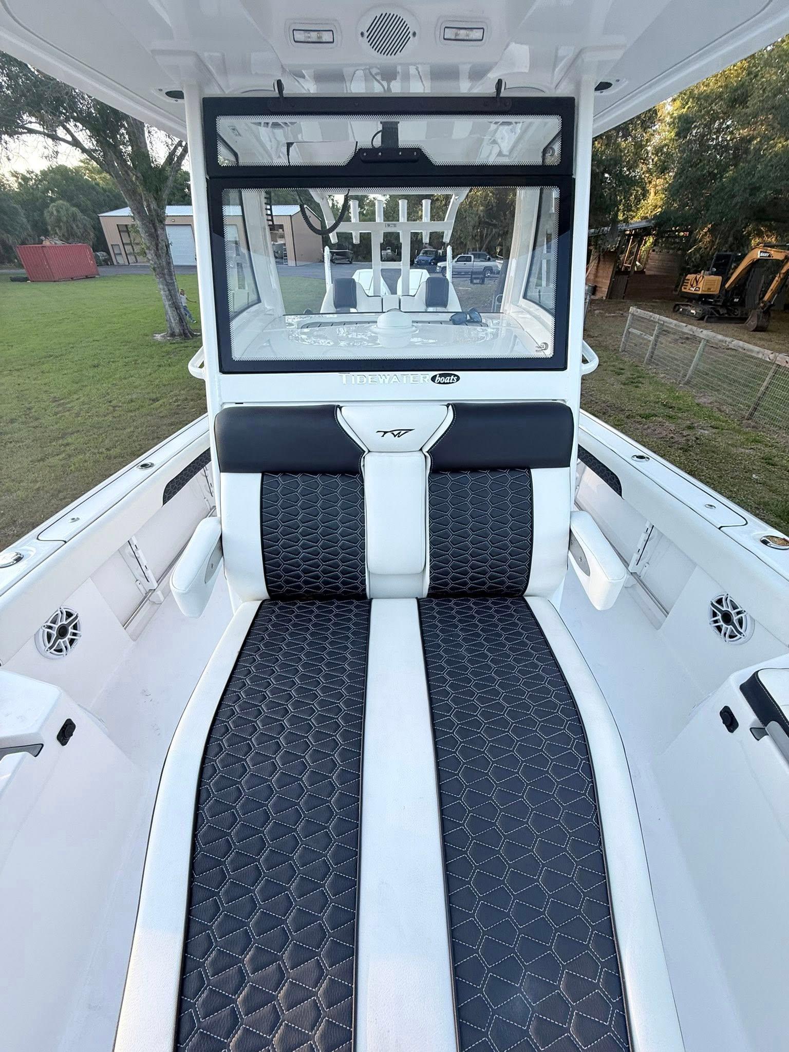 Tidewater-3100 Carolina Bay 2025 -FL-US-2025 Tidewater 3100 Carolina Bay boat interior with sleek seating and modern design.-9803417 | Thumbnail