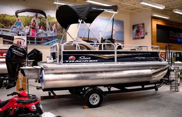 2022 Sun Tracker boat for sale, model of the boat is BASS BUGGY 16 XL SELECT & Image # 3 of 21