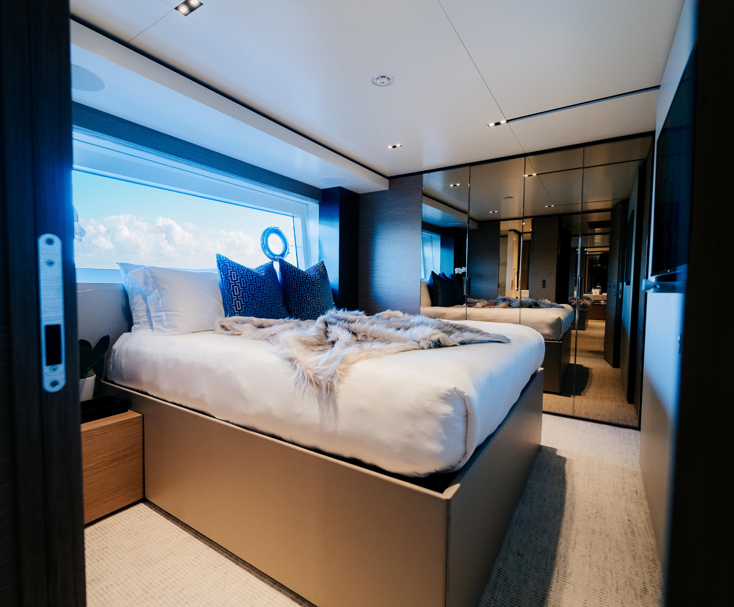 2018 Ferretti Yachts Navetta 33 COUNTLESS