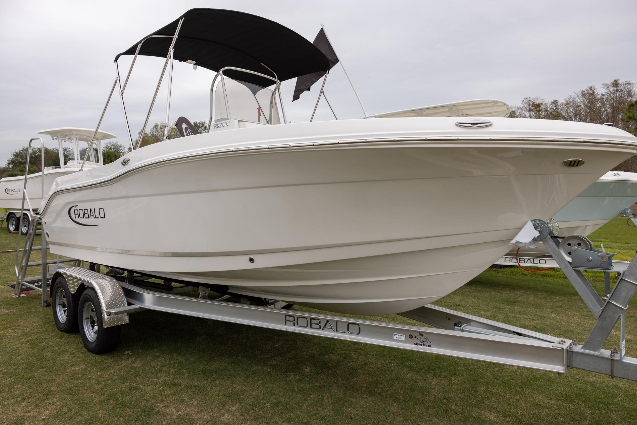 Robalo R200 Center Console 2025