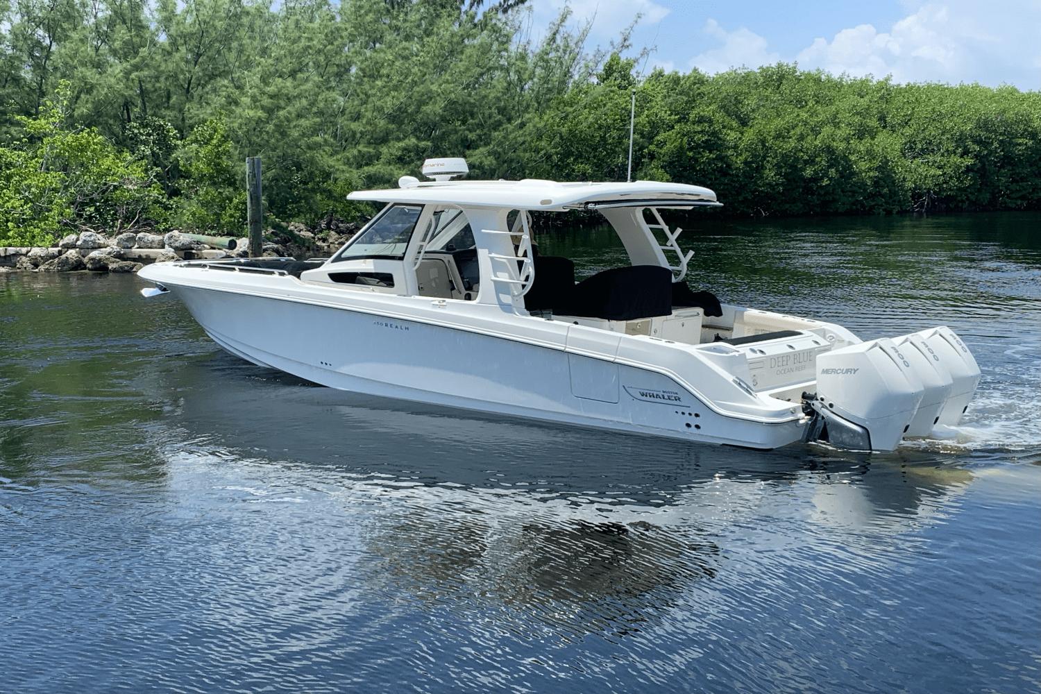 2022 Boston Whaler 350 realm