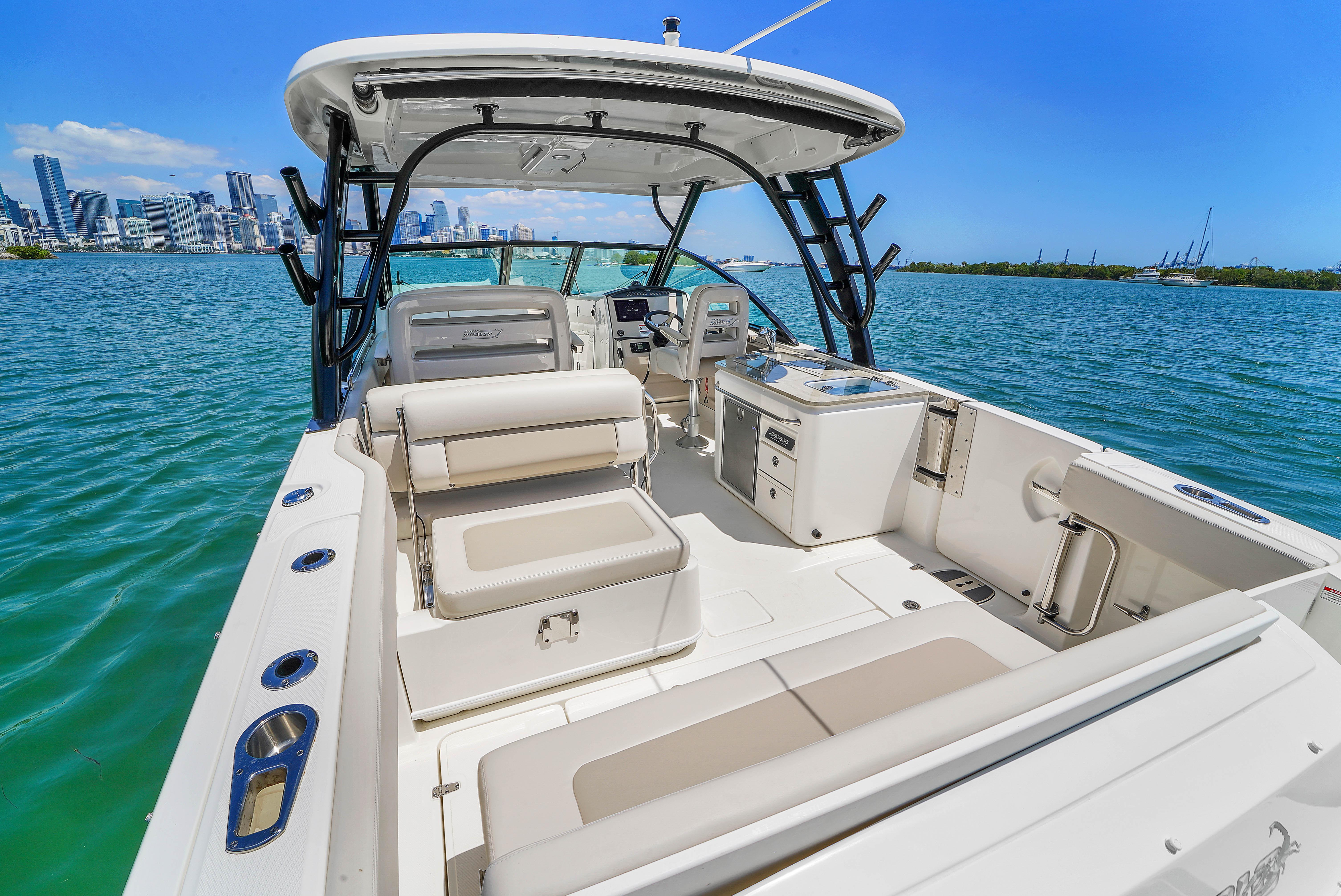 2024-boston-whaler-325-vantage-power-9793461-20250522110344506-1_XLARGE