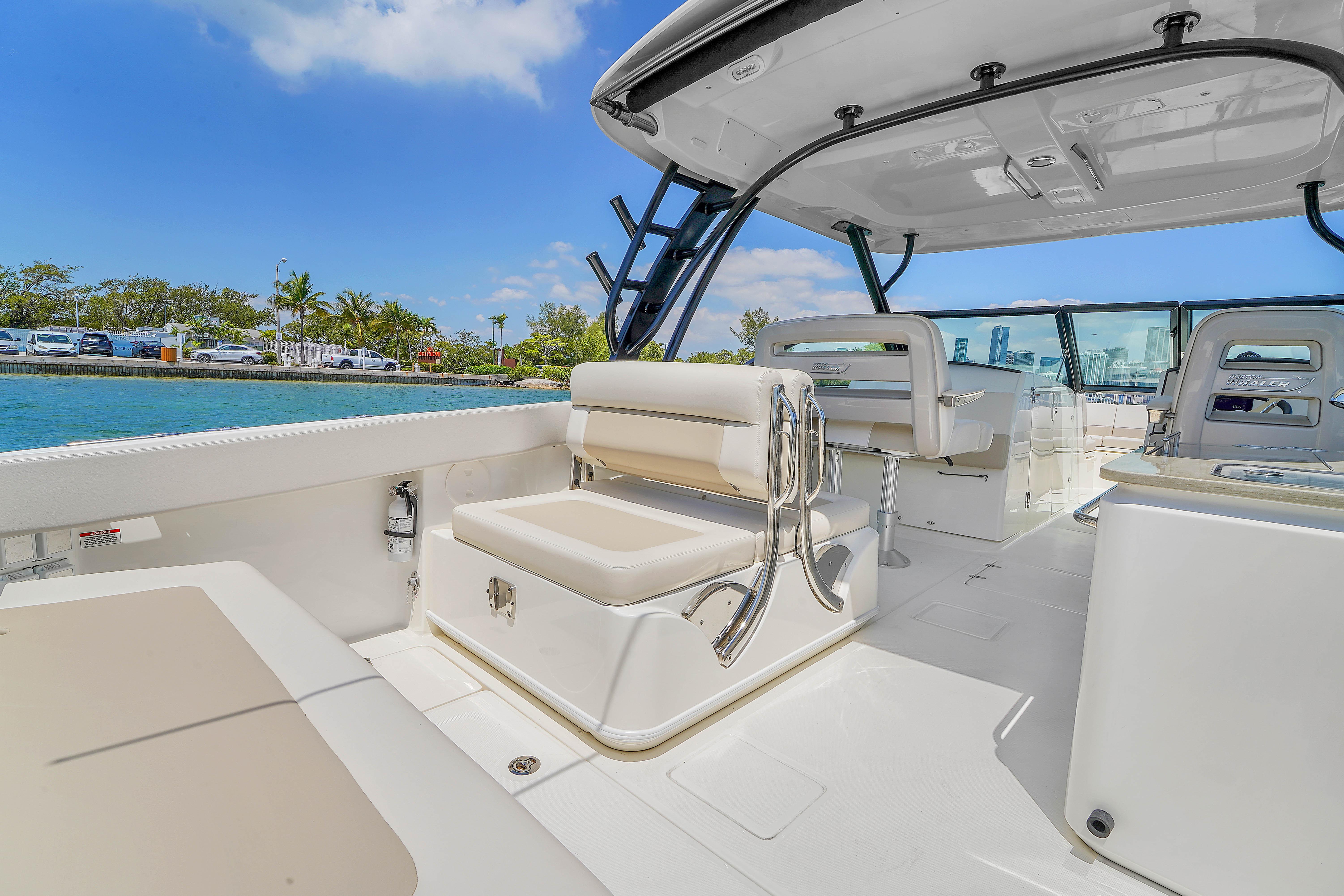 2024-boston-whaler-325-vantage-power-9793461-20250522110402329-1_XLARGE
