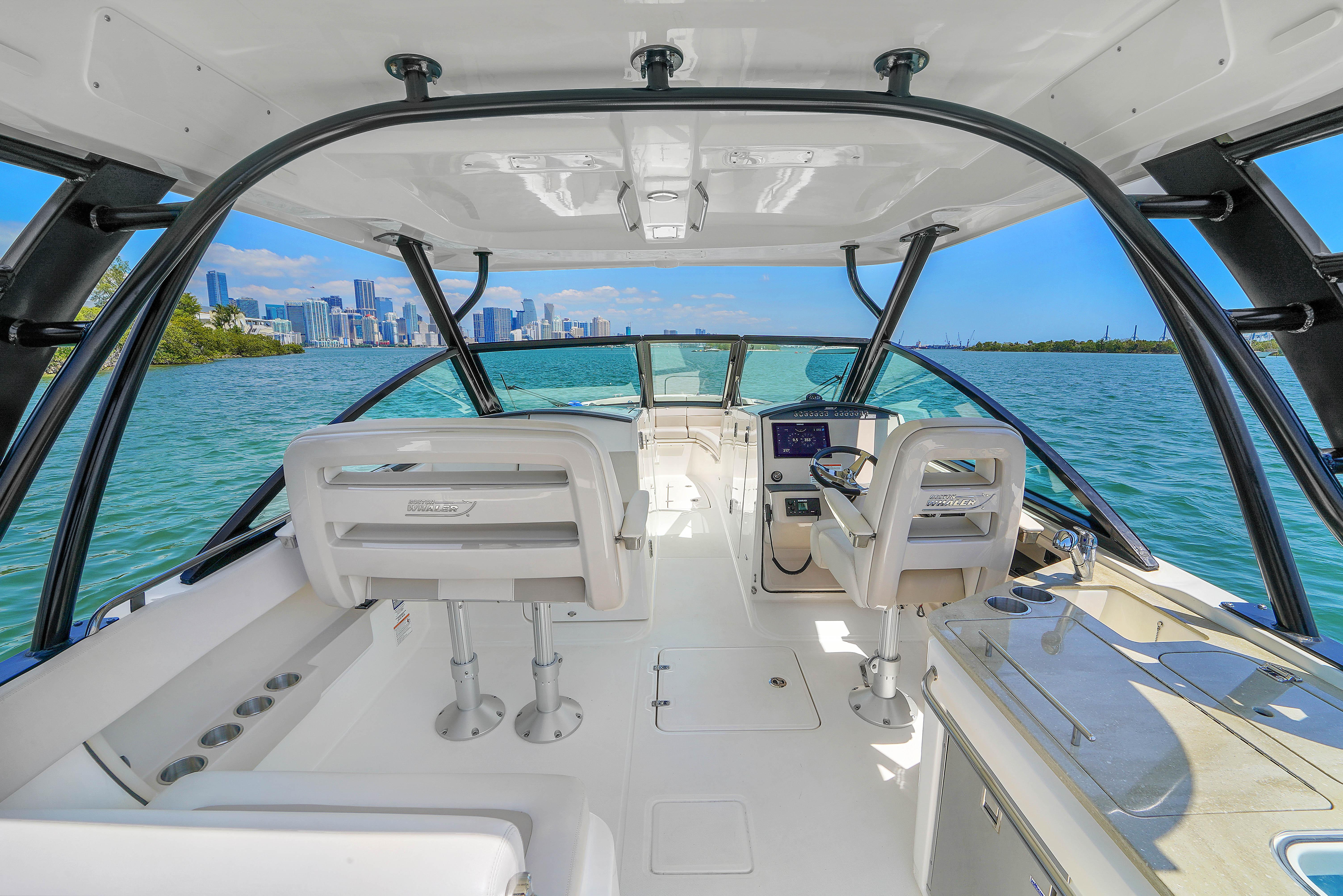 2024-boston-whaler-325-vantage-power-9793461-20250522110407746-1_XLARGE