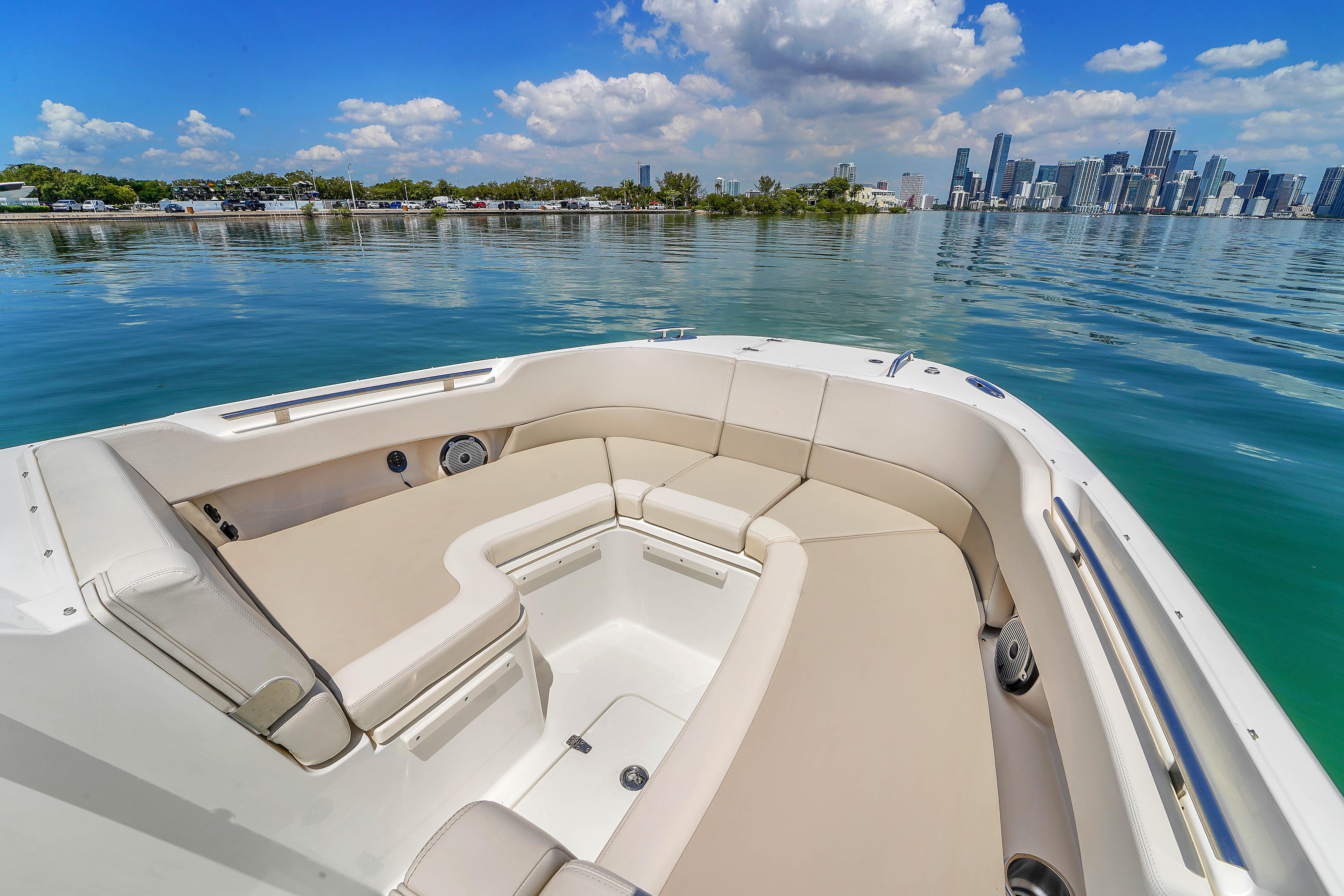 2024-boston-whaler-325-vantage-power-9793461-20250522110425481-1_XLARGE