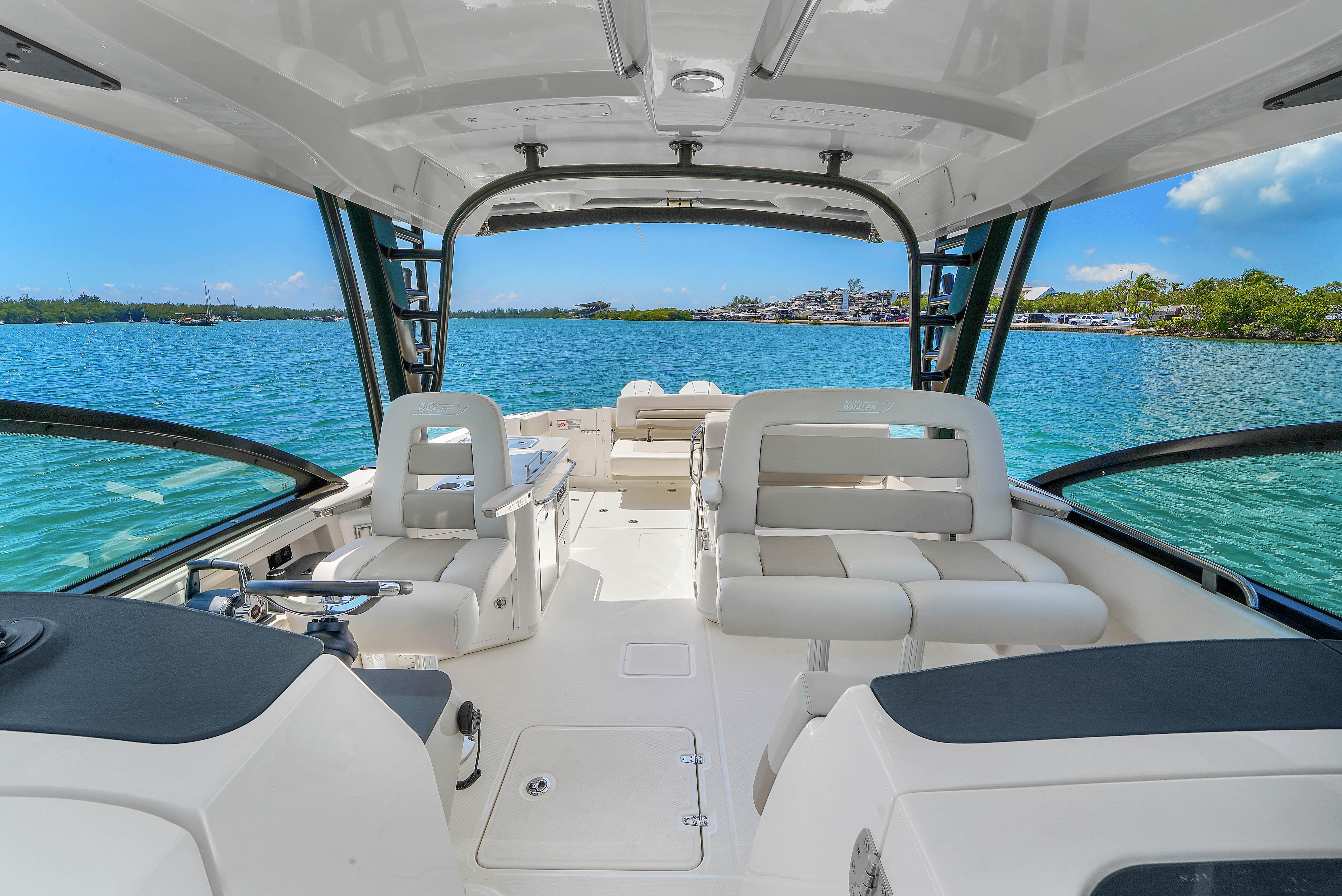 2024-boston-whaler-325-vantage-power-9793461-20250522110436839-1_XLARGE