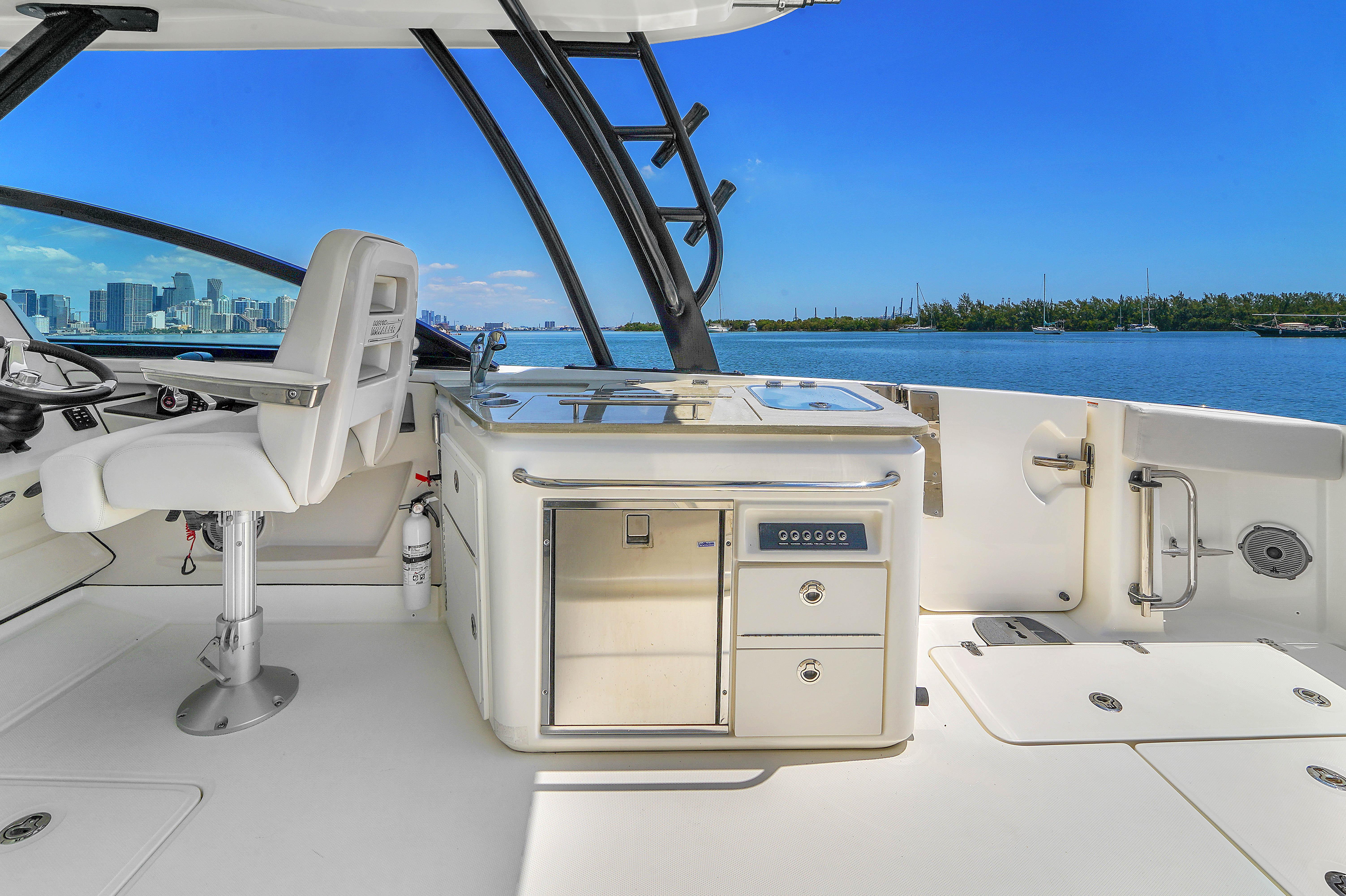 2024-boston-whaler-325-vantage-power-9793461-20250522111121625-1_XLARGE
