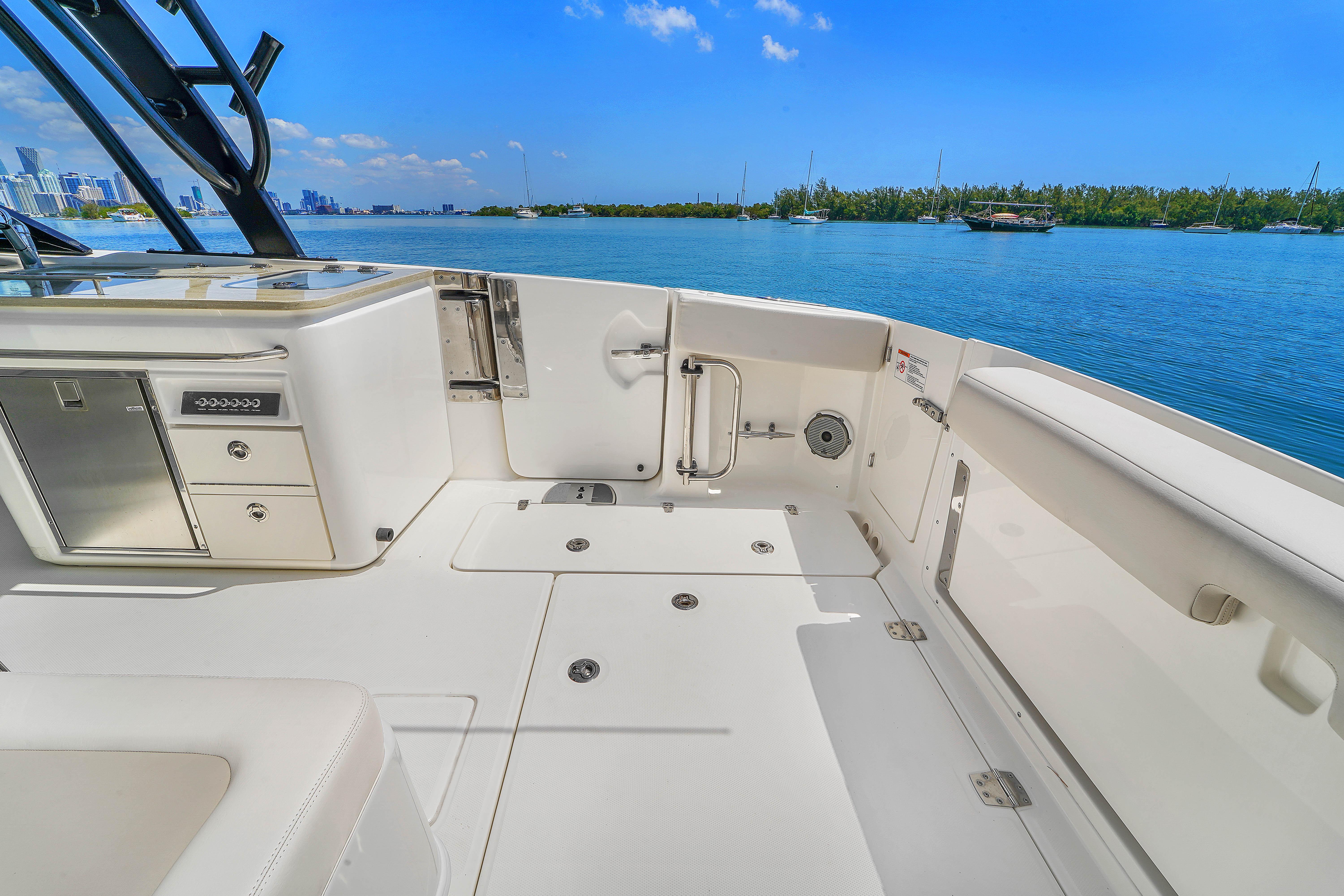 2024-boston-whaler-325-vantage-power-9793461-20250522111134792-1_XLARGE