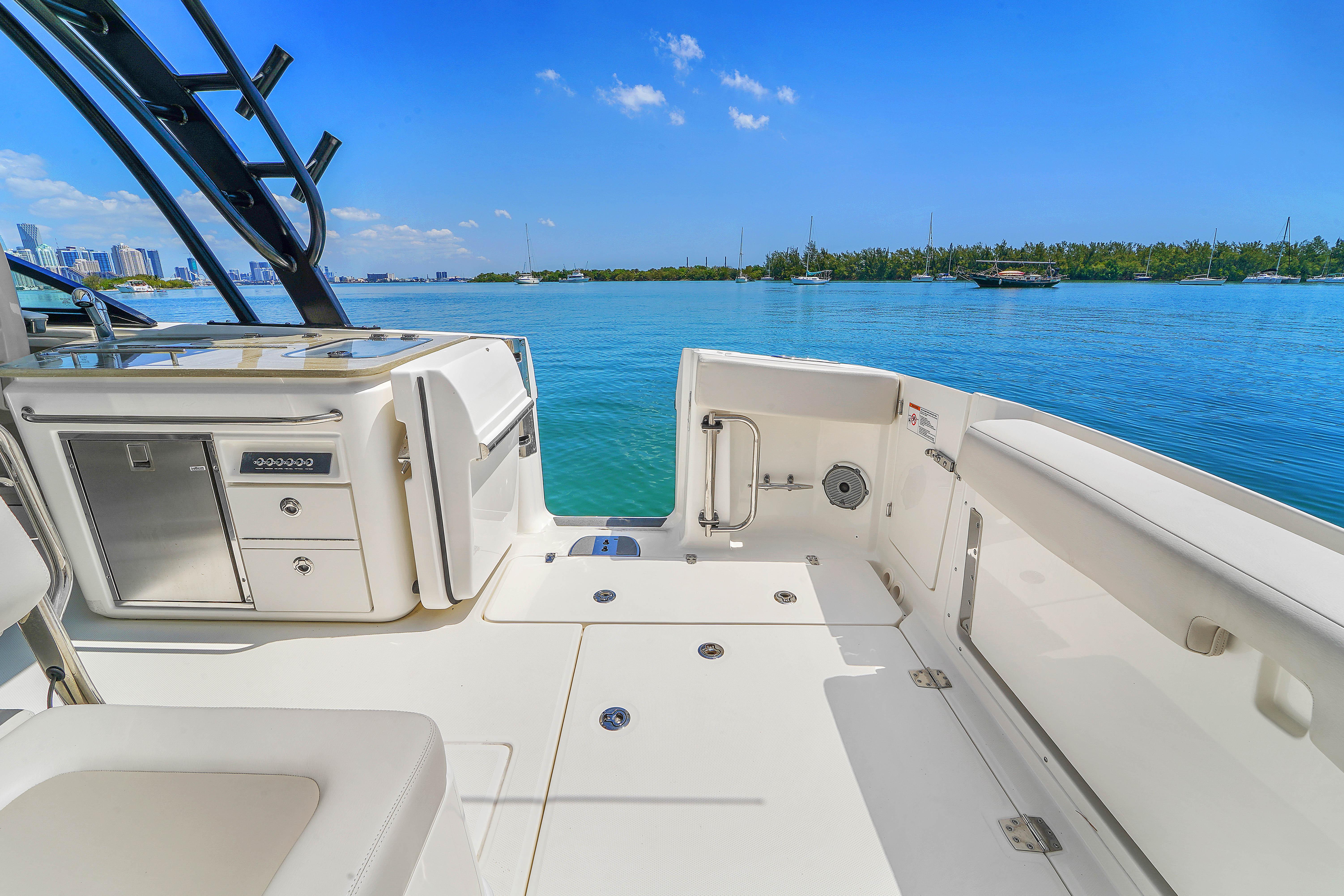 2024-boston-whaler-325-vantage-power-9793461-20250522111140954-1_XLARGE