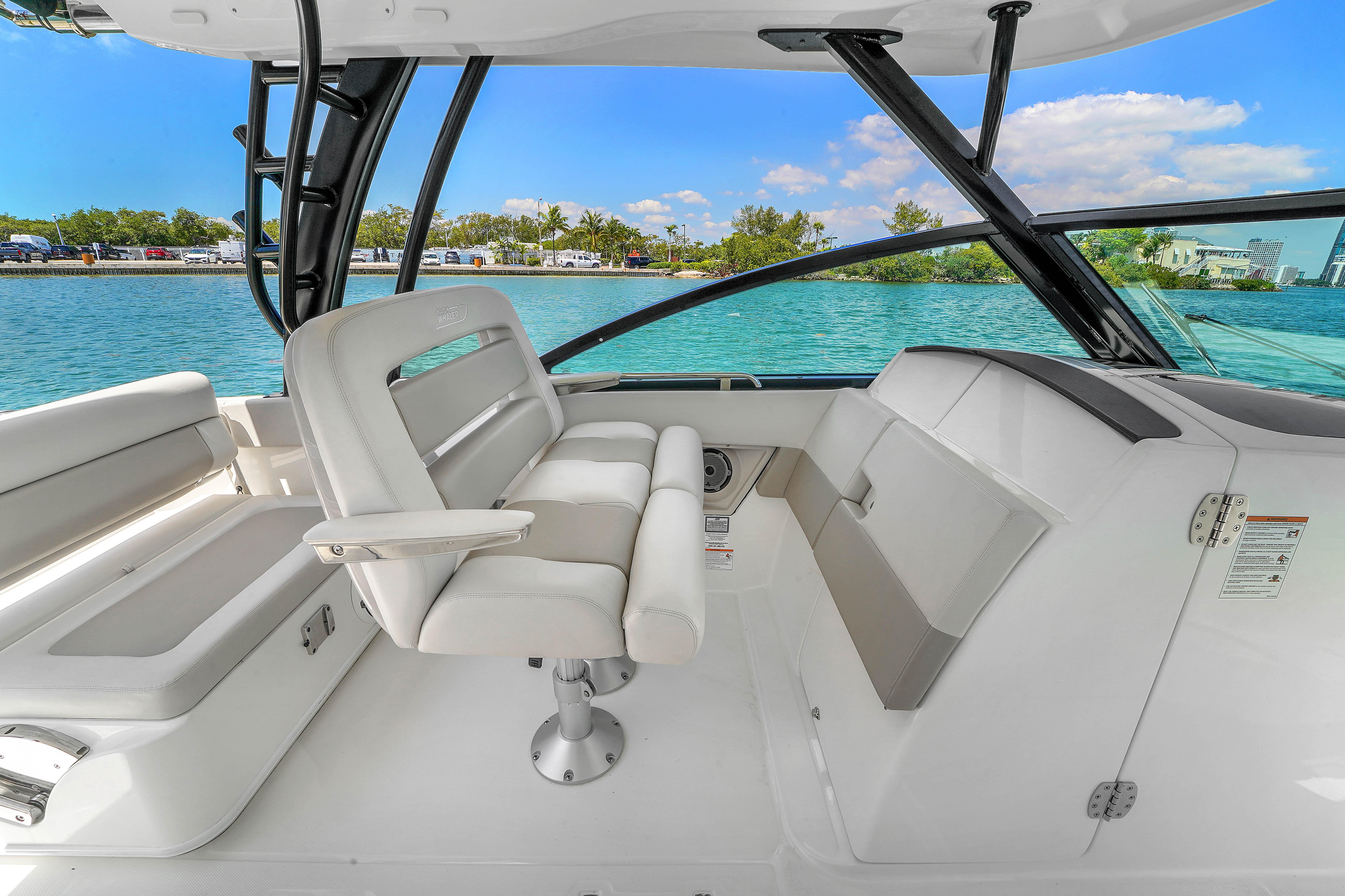 2024-boston-whaler-325-vantage-power-9793461-20250522111304206-1_XLARGE
