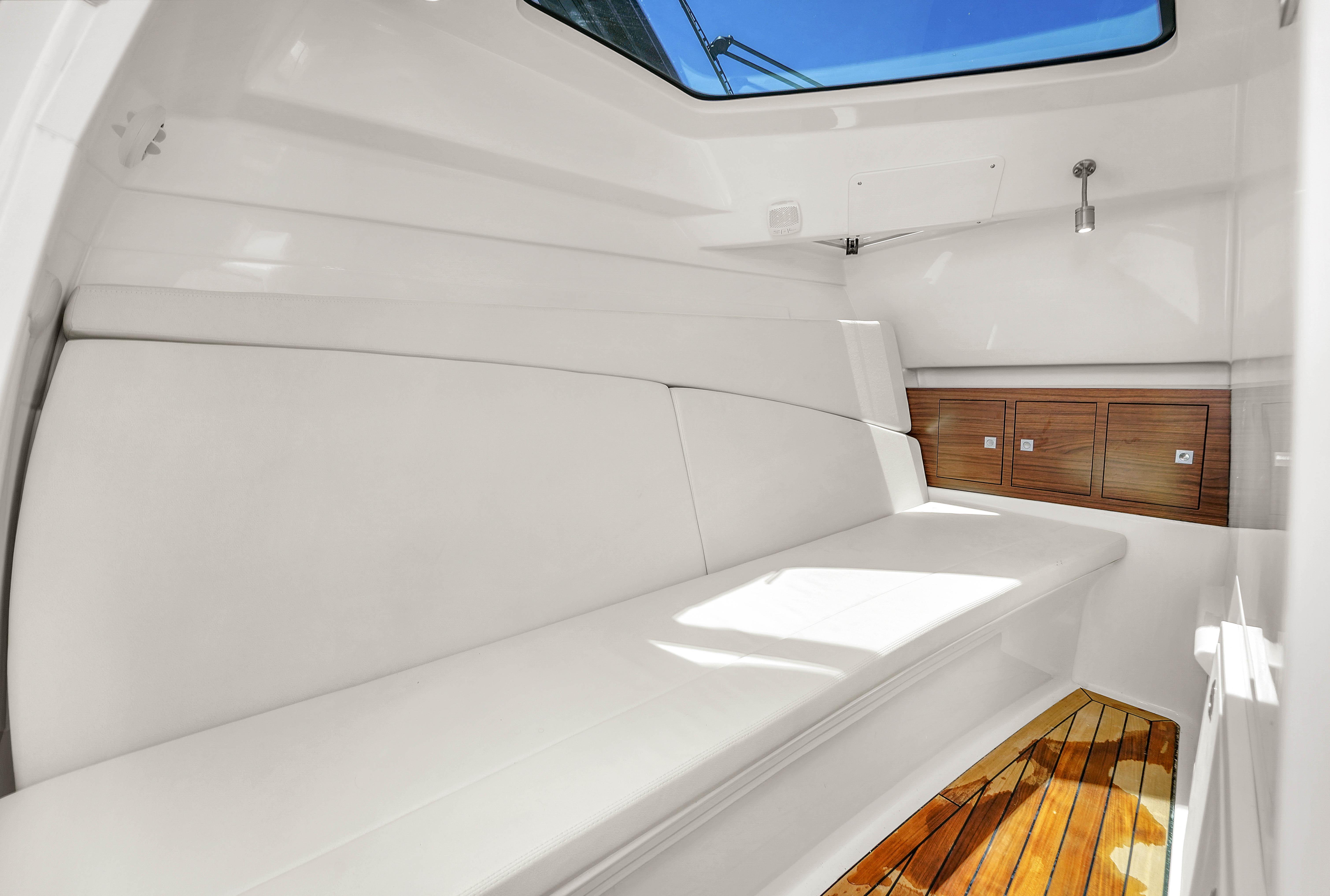 2024-boston-whaler-325-vantage-power-9793461-20250522111354701-1_XLARGE