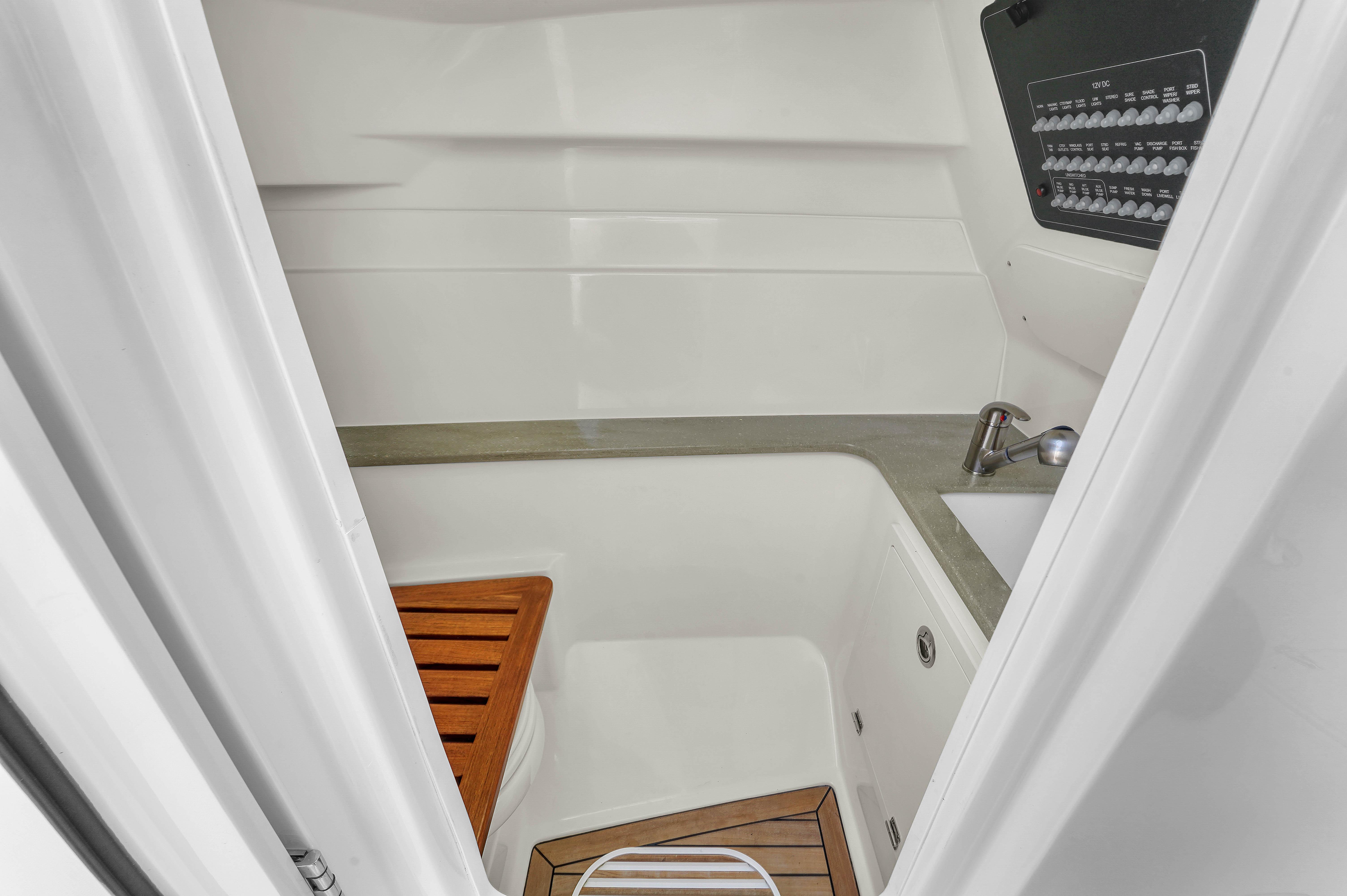 2024-boston-whaler-325-vantage-power-9793461-20250522111359224-1_XLARGE
