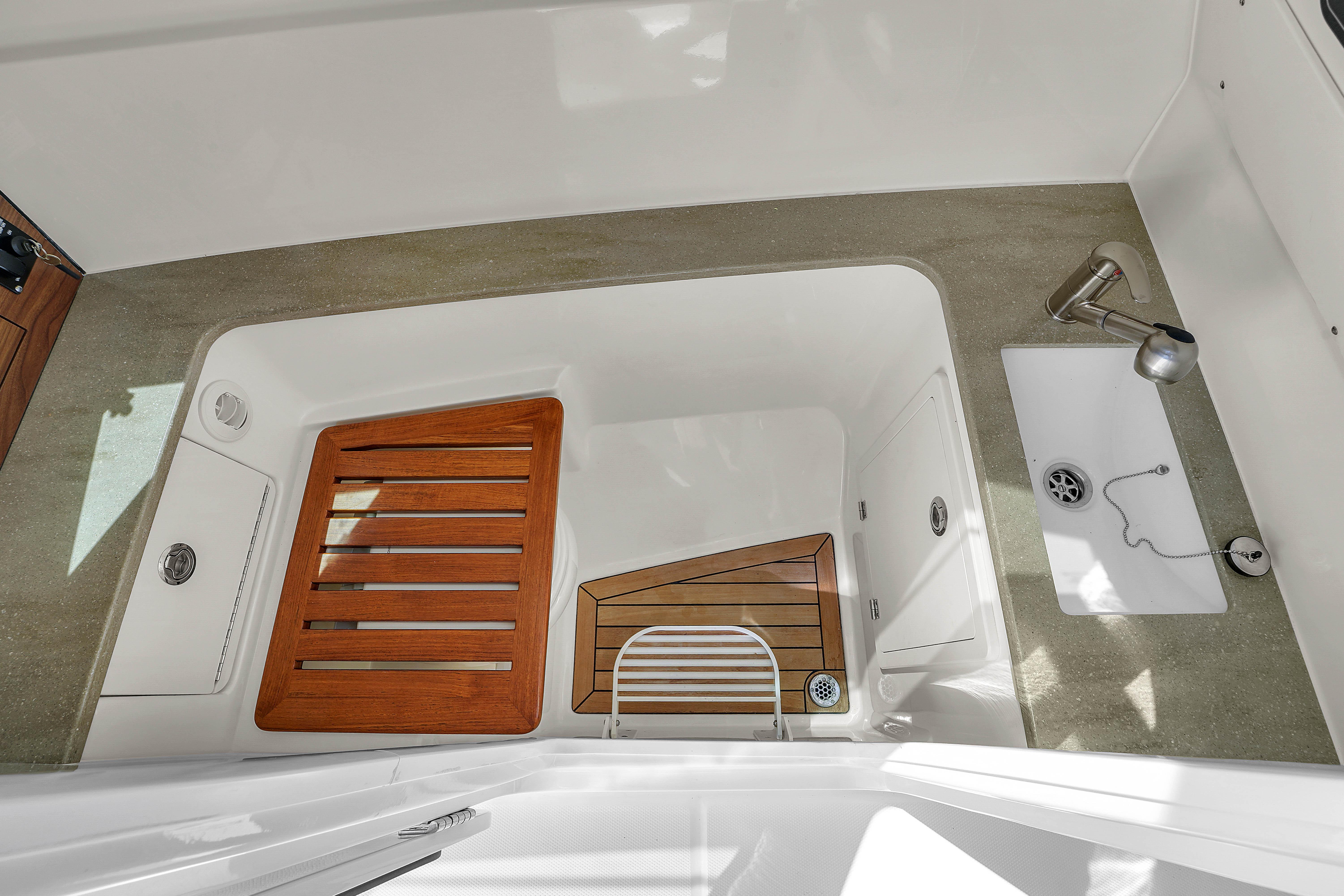 2024-boston-whaler-325-vantage-power-9793461-20250522111404536-1_XLARGE