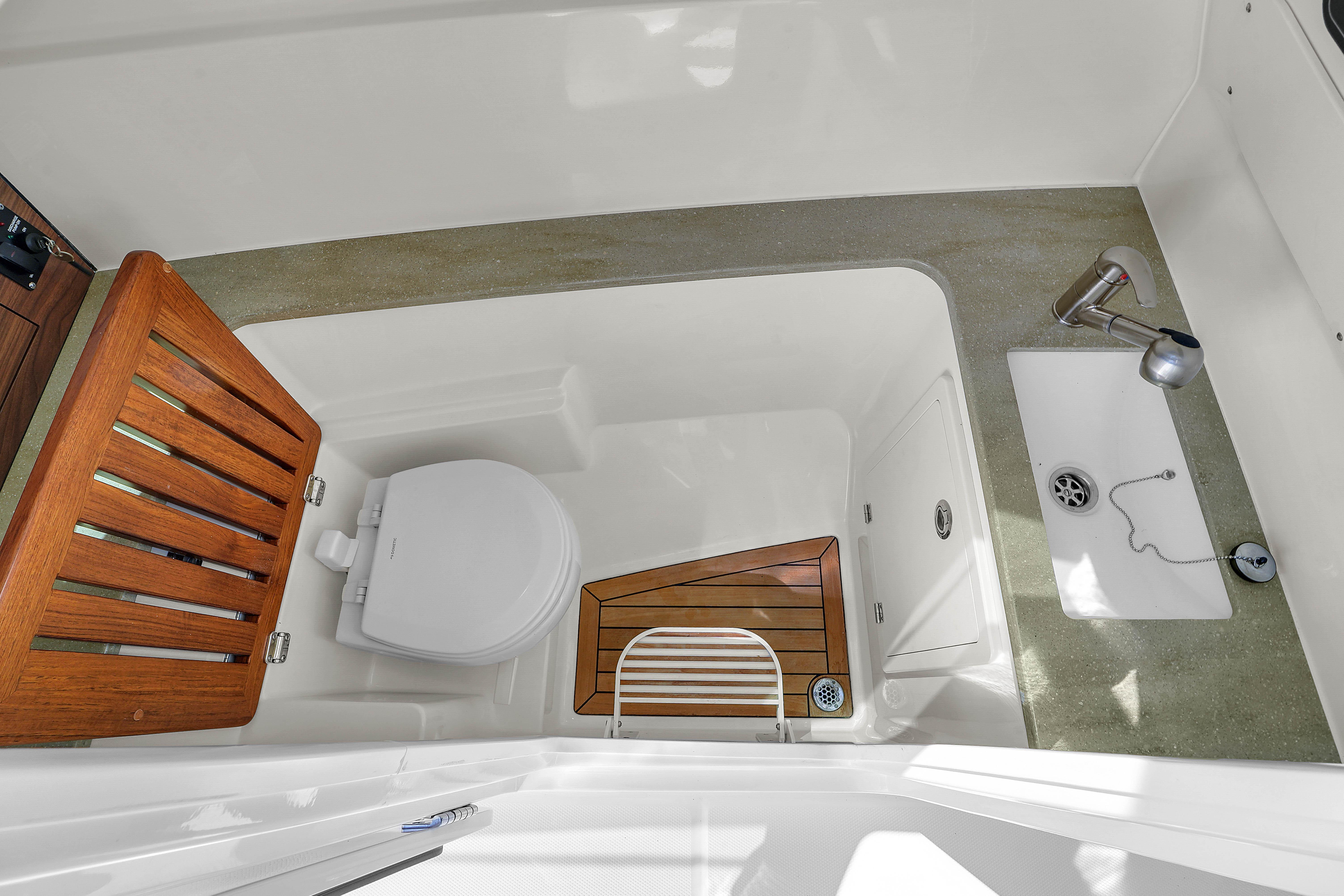 2024-boston-whaler-325-vantage-power-9793461-20250522111410624-1_XLARGE