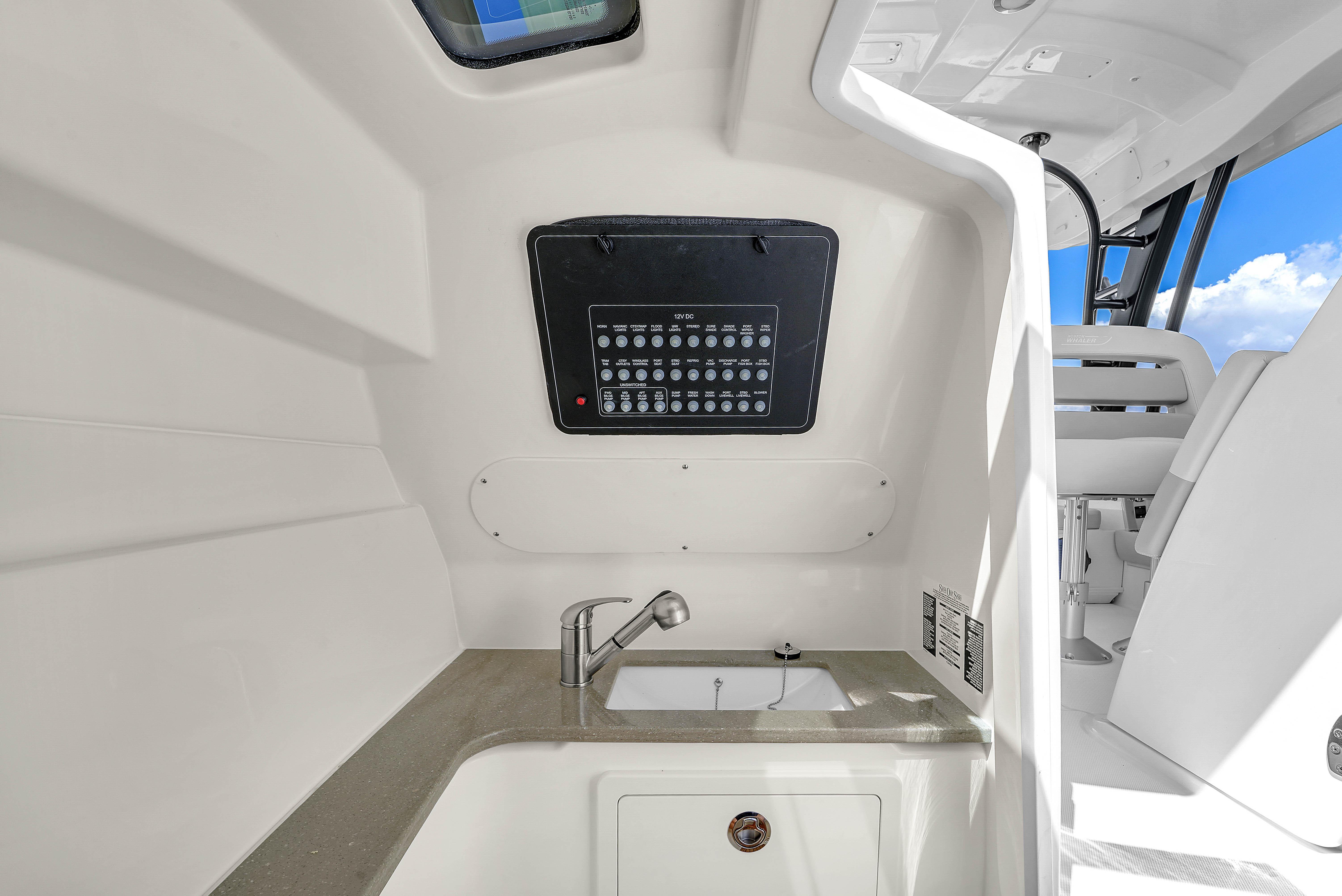 2024-boston-whaler-325-vantage-power-9793461-20250522111420485-1_XLARGE