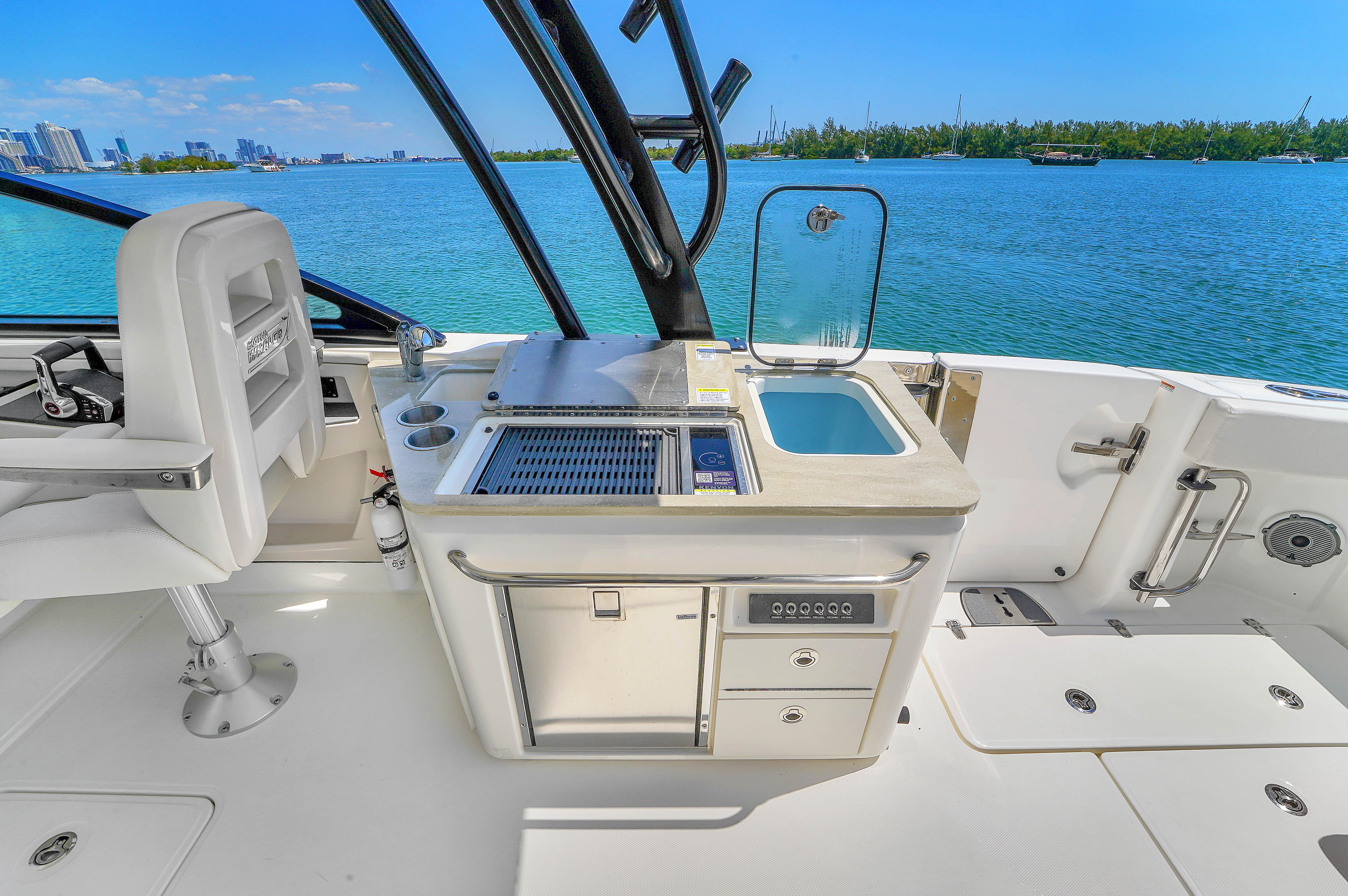 2024-boston-whaler-325-vantage-power-9793461-20250522111426472-1_XLARGE