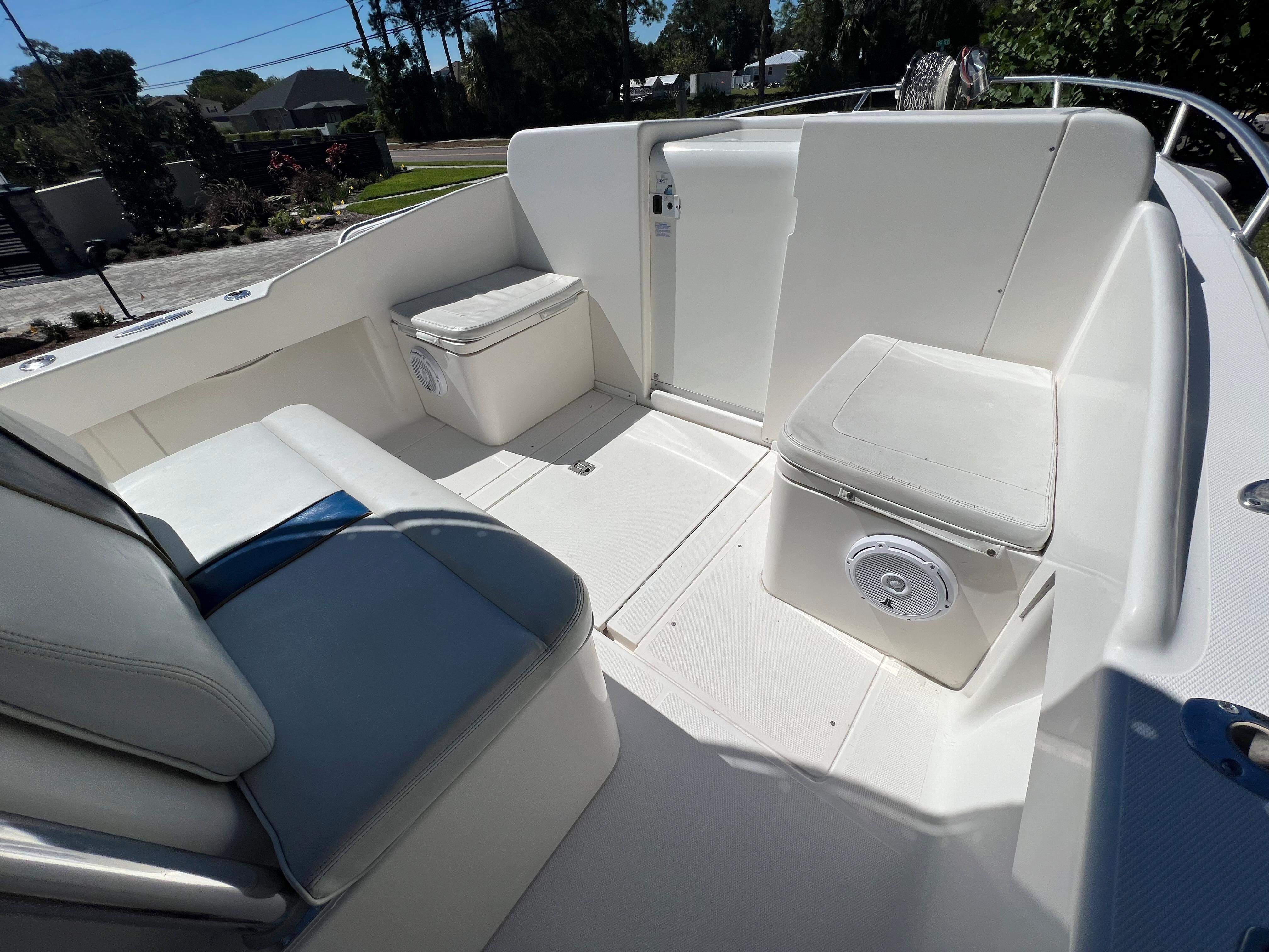 SeaVee 32 Cuddy Diesel-Foredeck