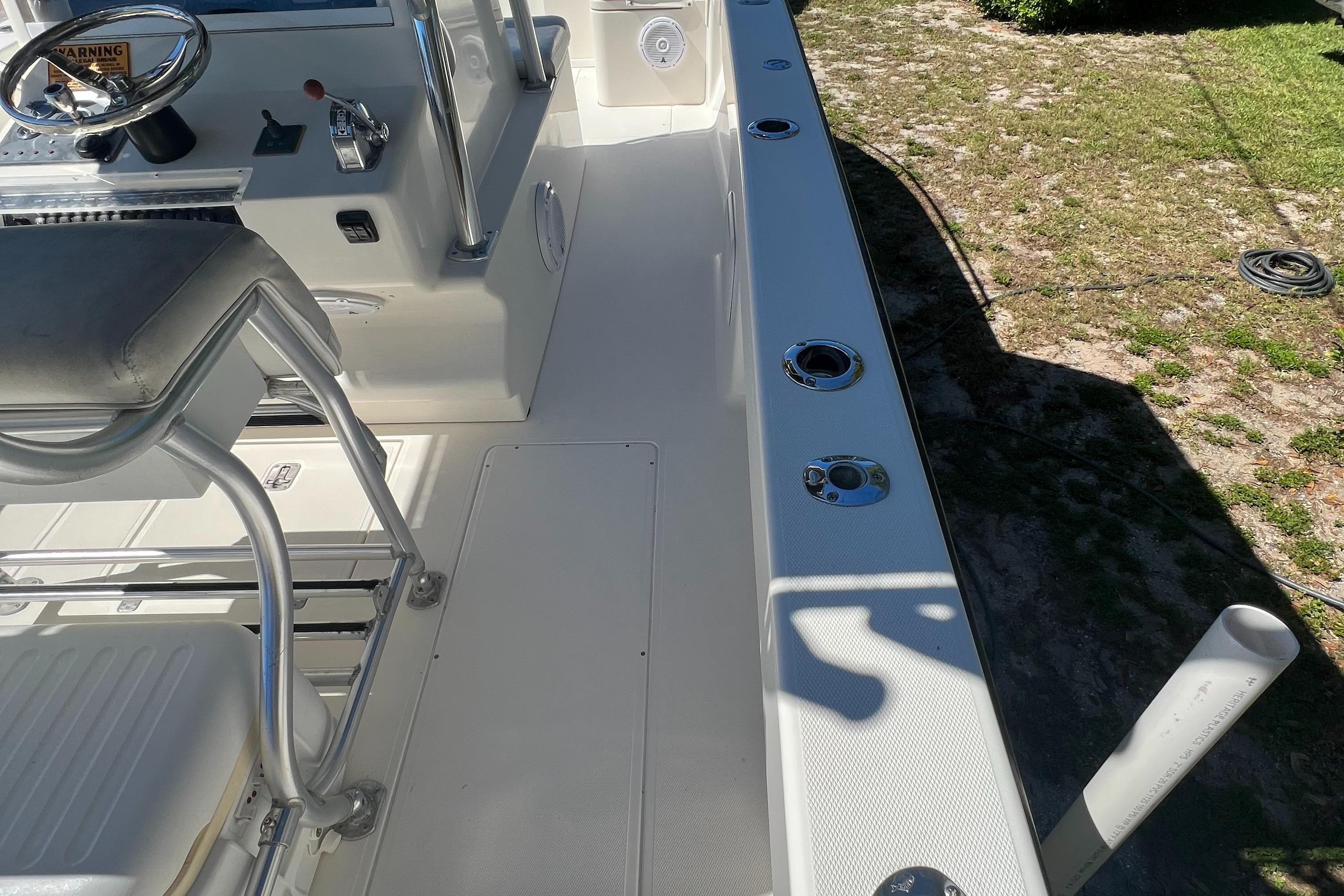 SeaVee 32 Cuddy Diesel-Sidedeck