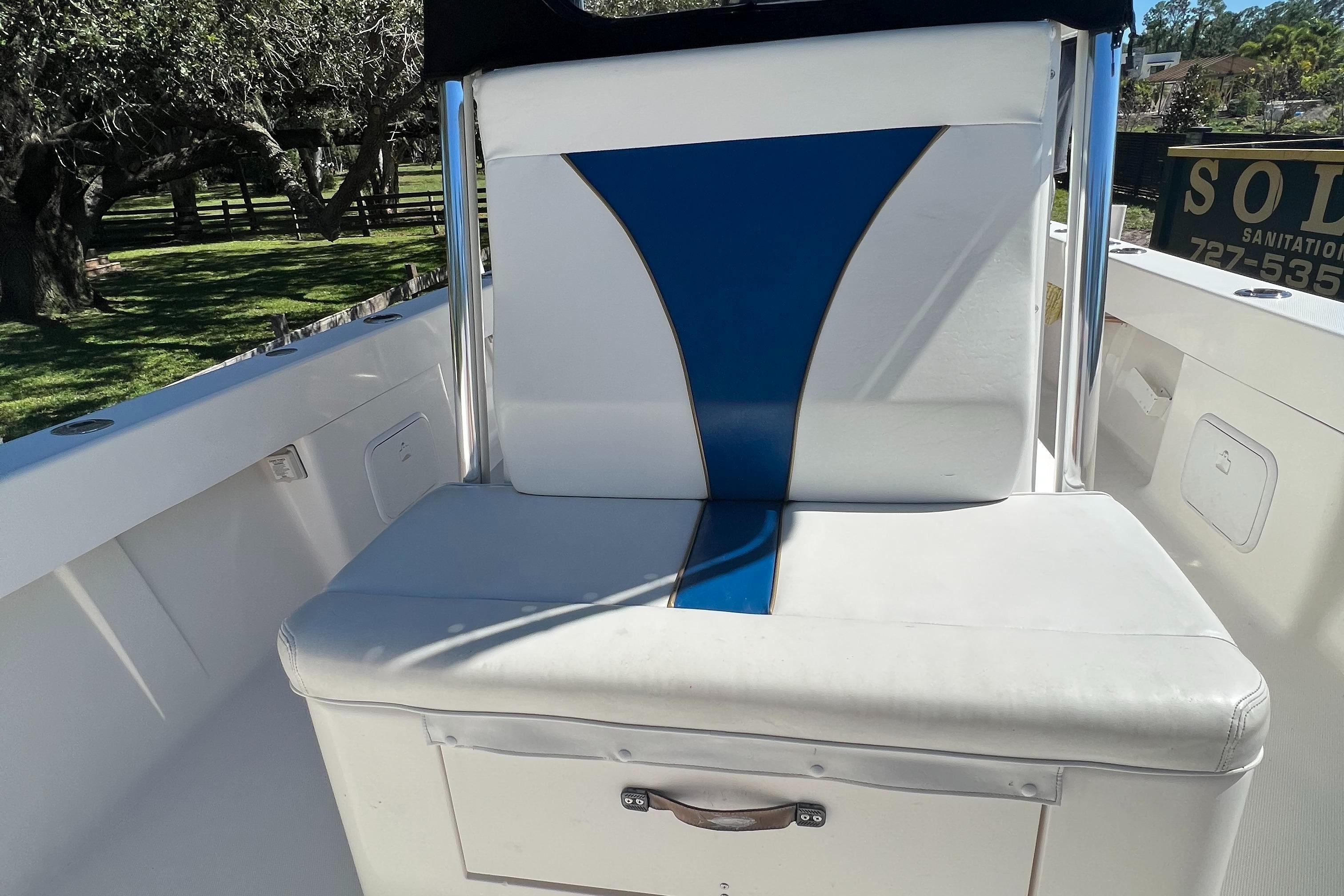 SeaVee 32 Cuddy Diesel-Console Seat