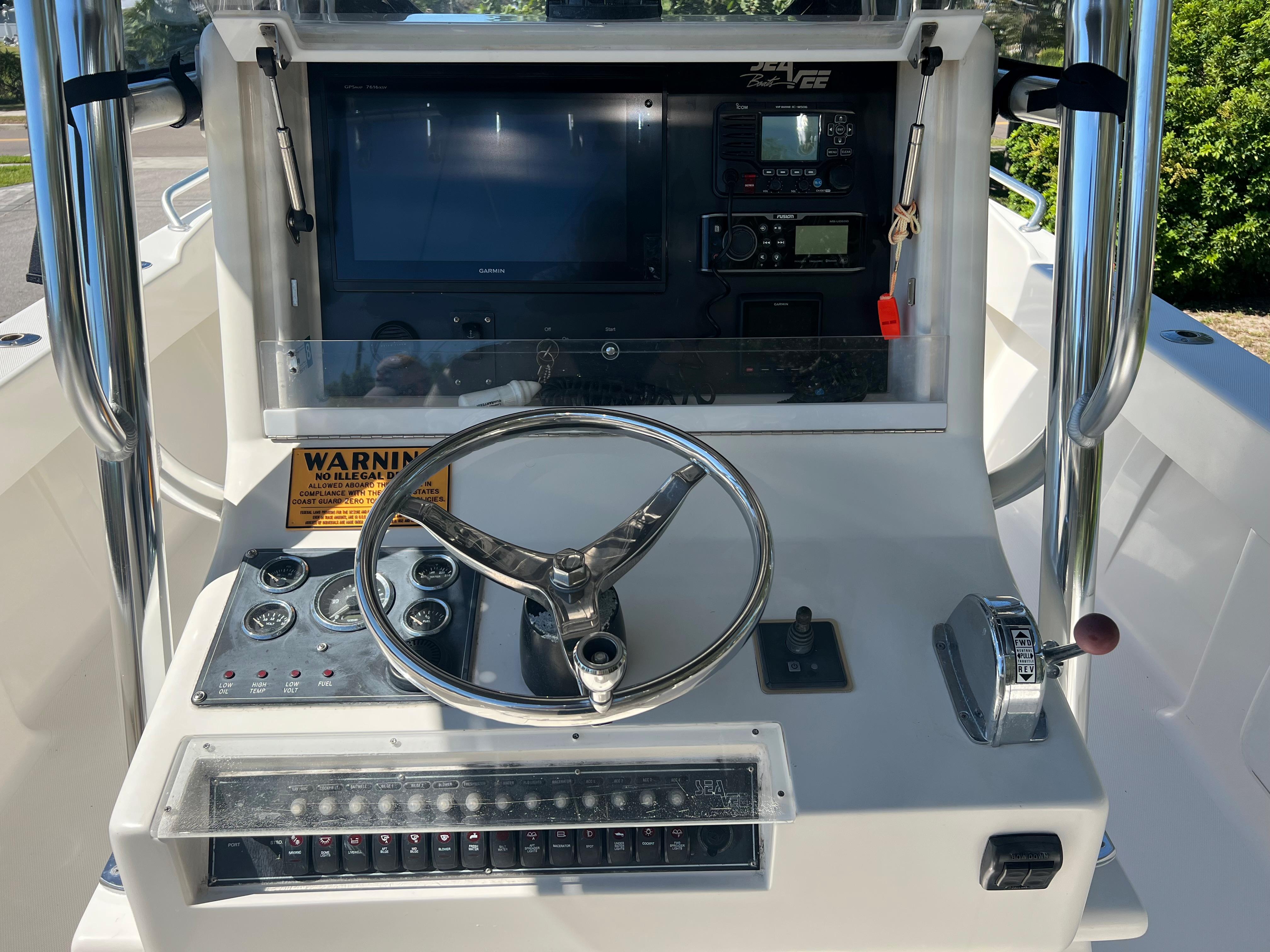 SeaVee 32 Cuddy Diesel-Helm