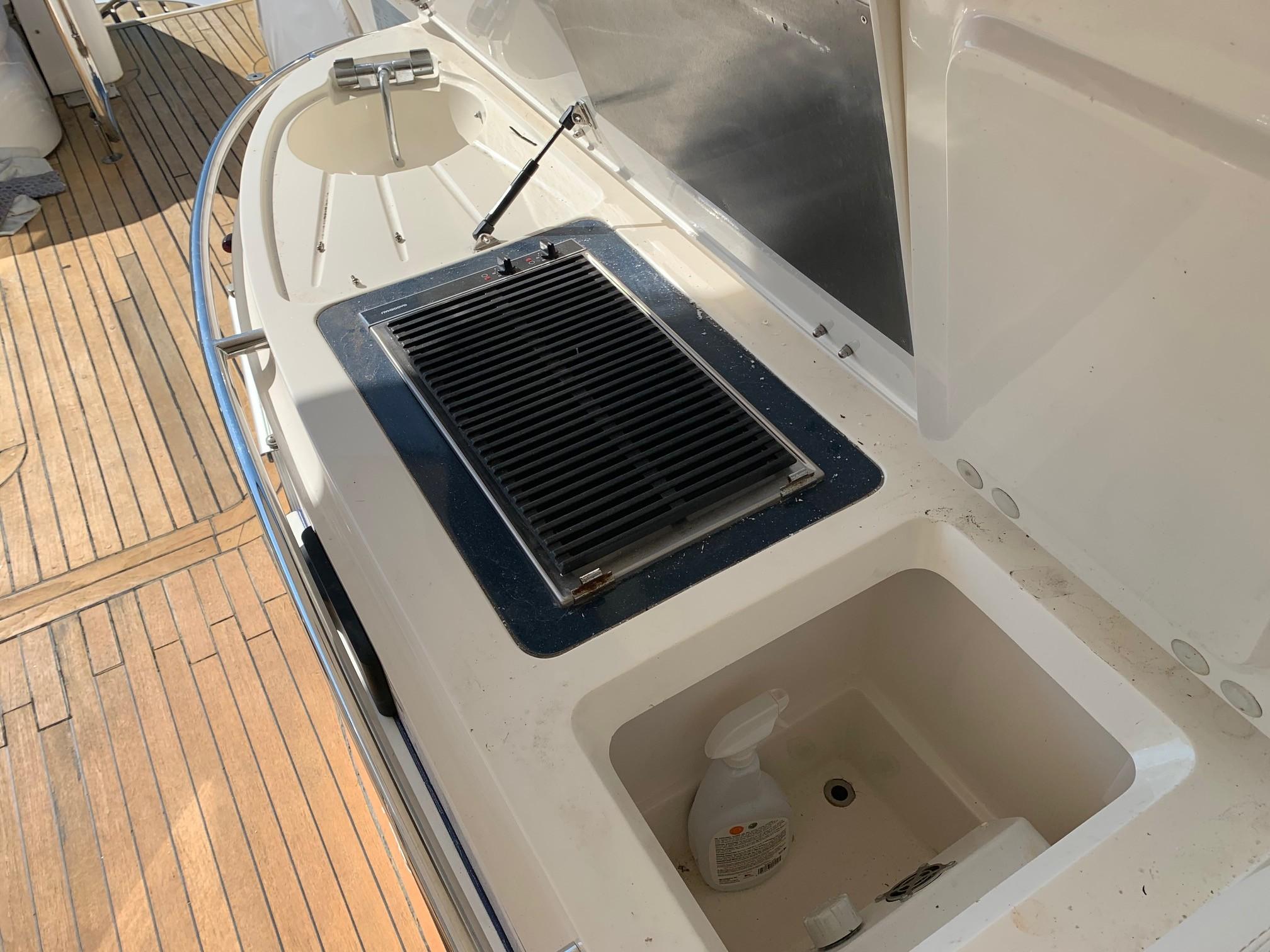 Cockpit Entertaining Area with Stove and Ice Maker