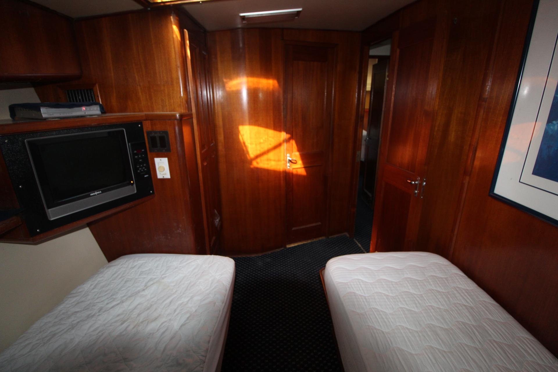 1990 Viking 57 Convertible Sun Rise l-Guest Cabin