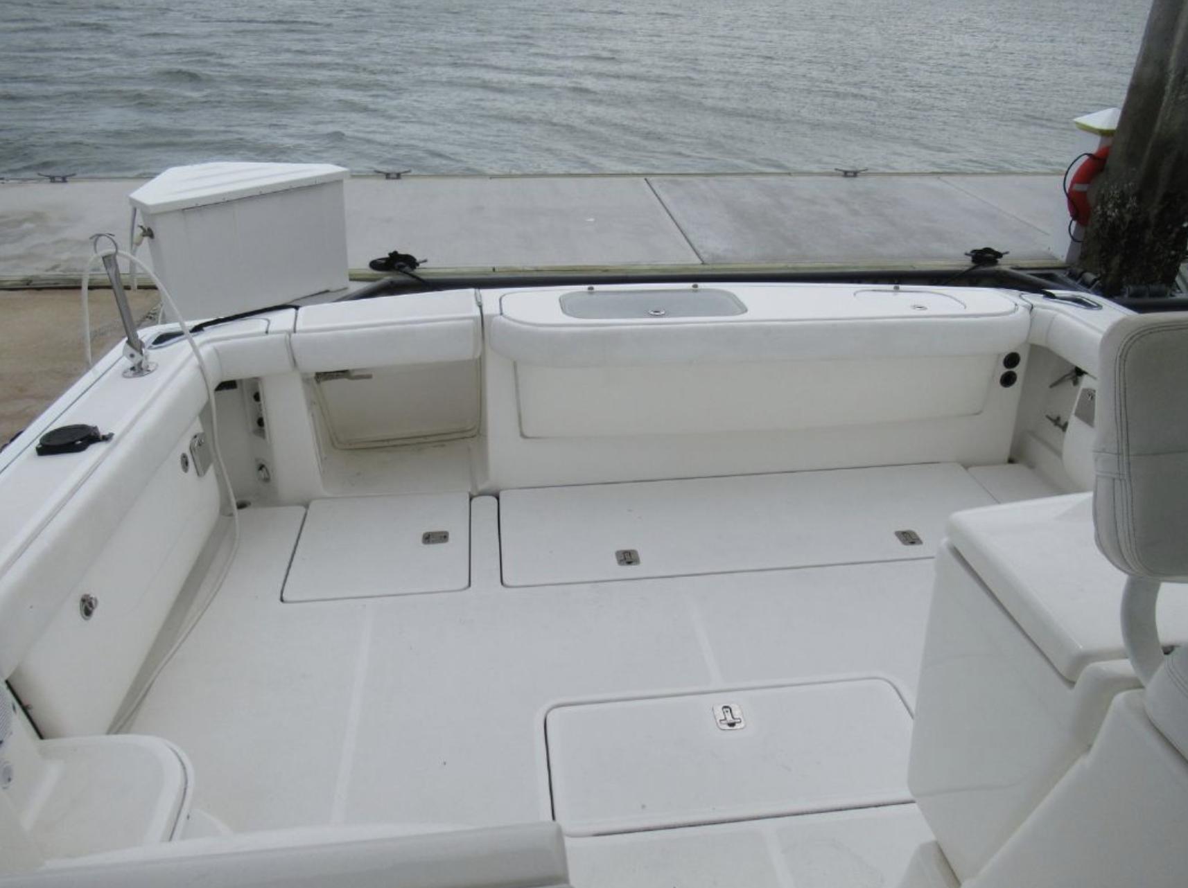 Cockpit aft with livewell, fishbox and secure rod storage