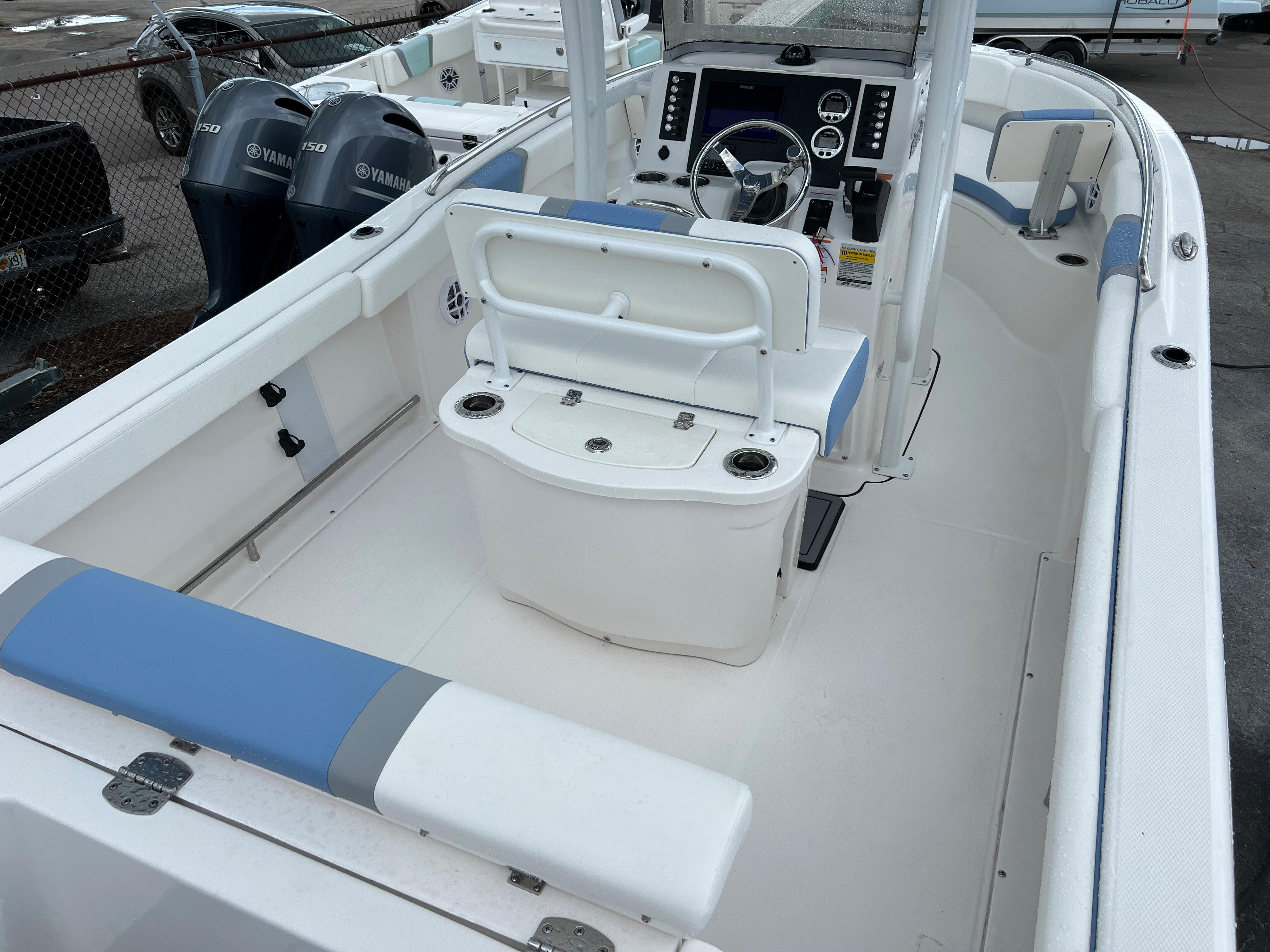 2023 Robalo R222 Center Console-5